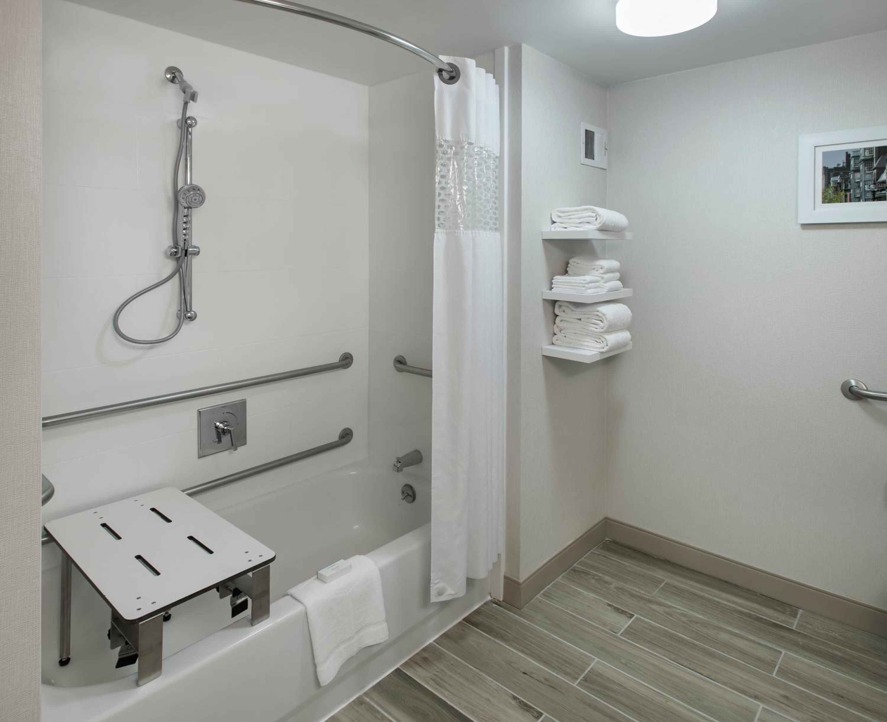 King Room with Accessible Tub - Mobility and Hearing Access/Non-Smoking