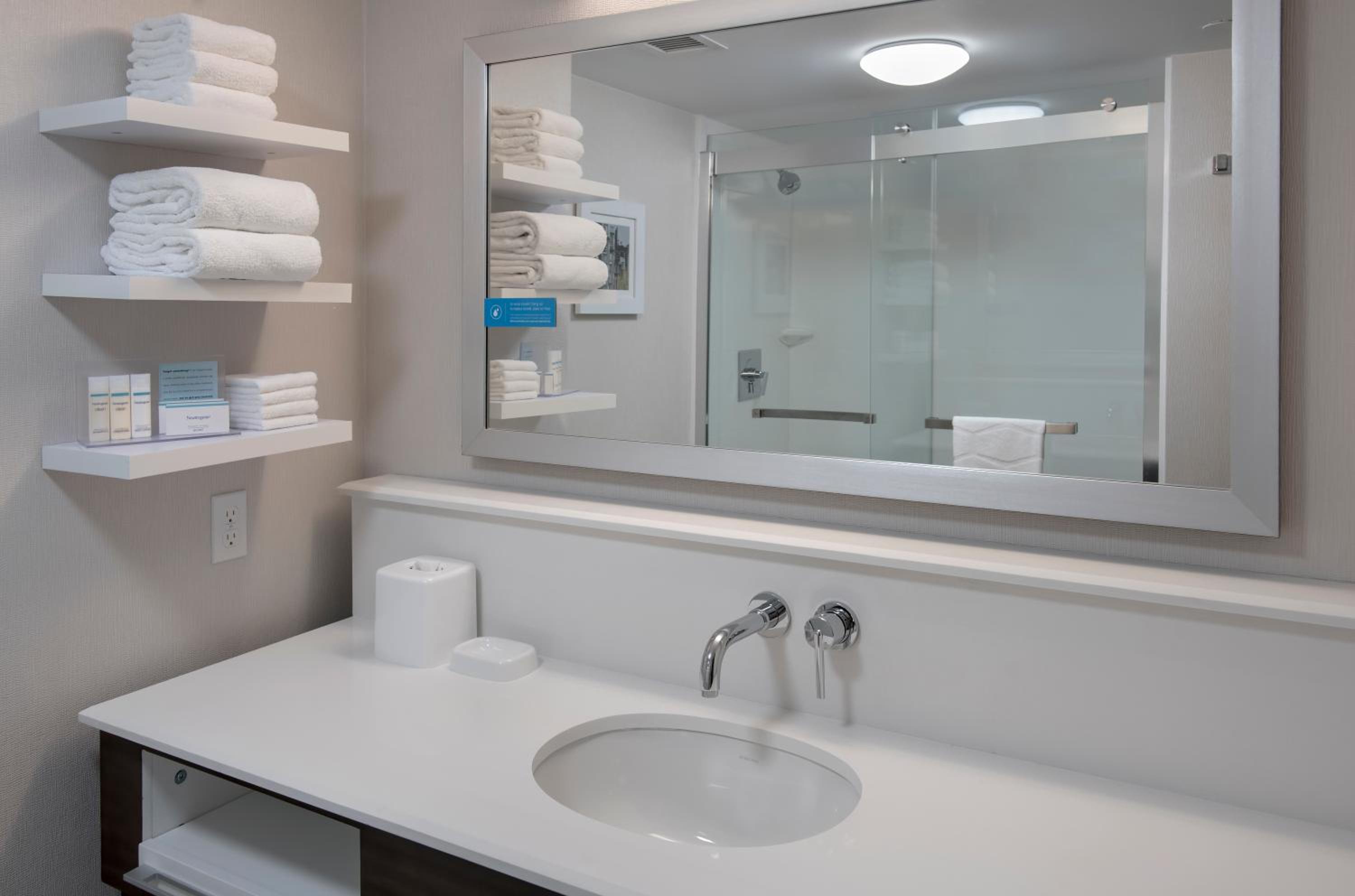 Double Room with Two Queen Beds and Bath Tub - Mobility and Hearing Access/Non-Smoking
