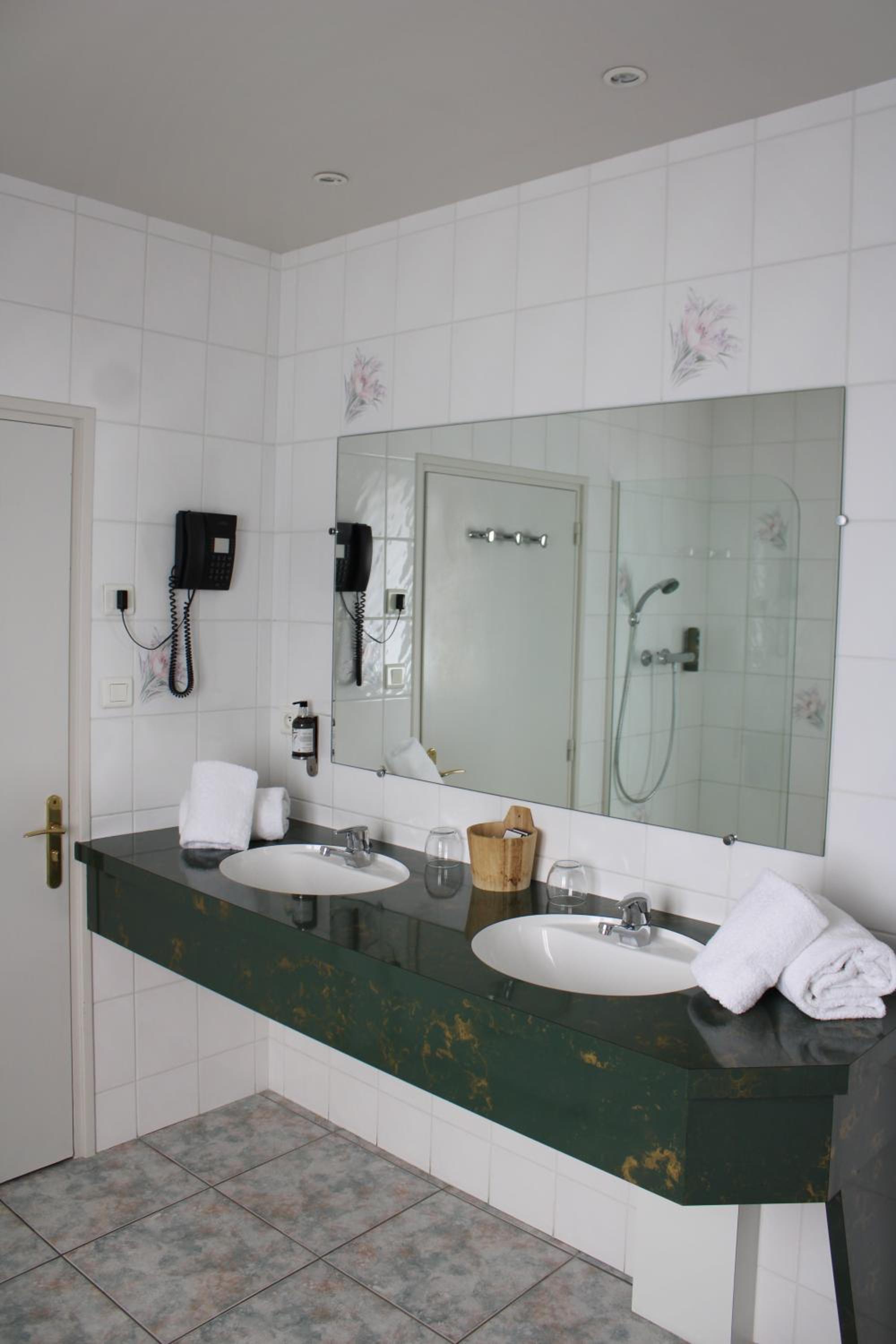 One-Bedroom Suite photo 2