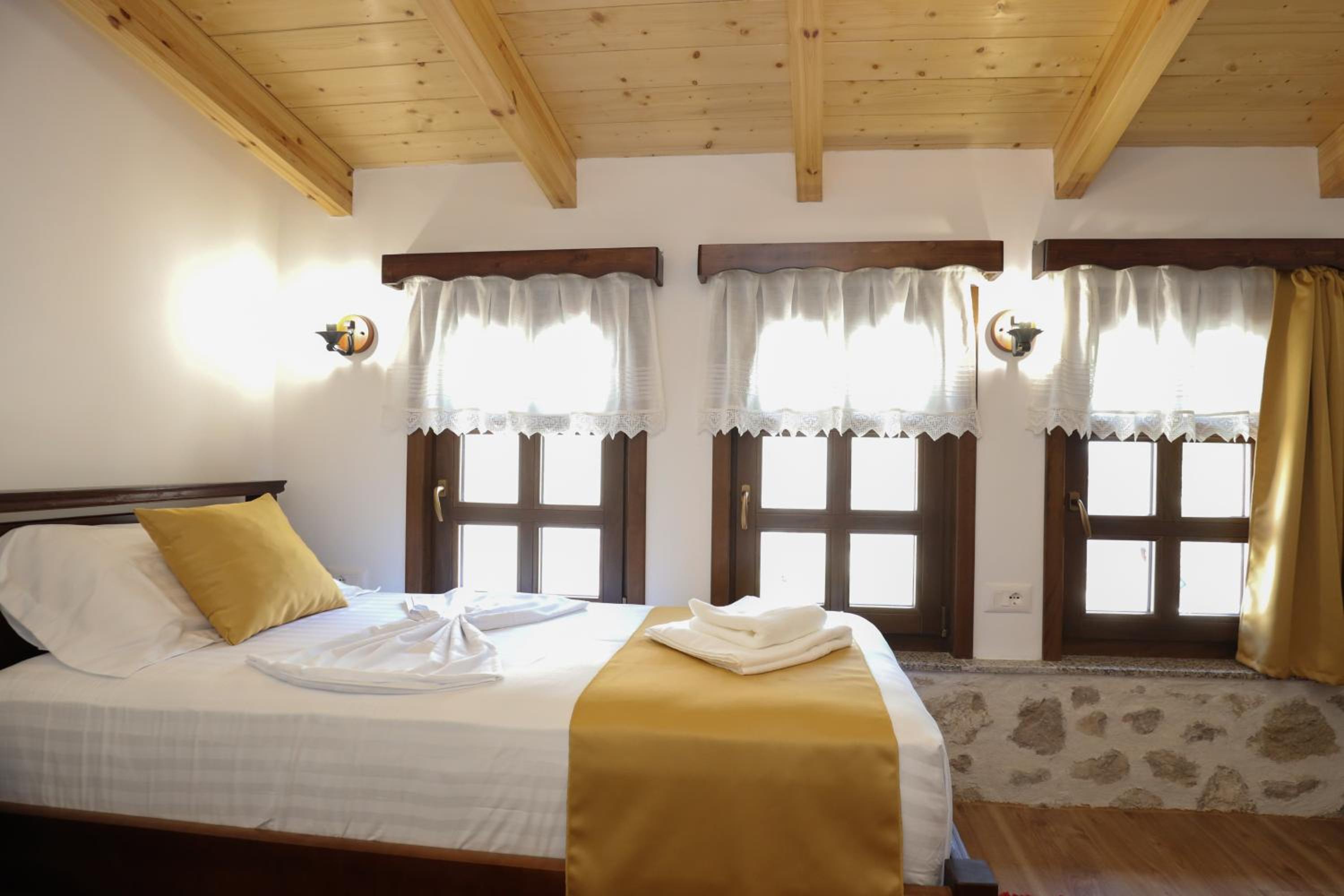 Deluxe Double or Twin Room with Mountain View photo 3