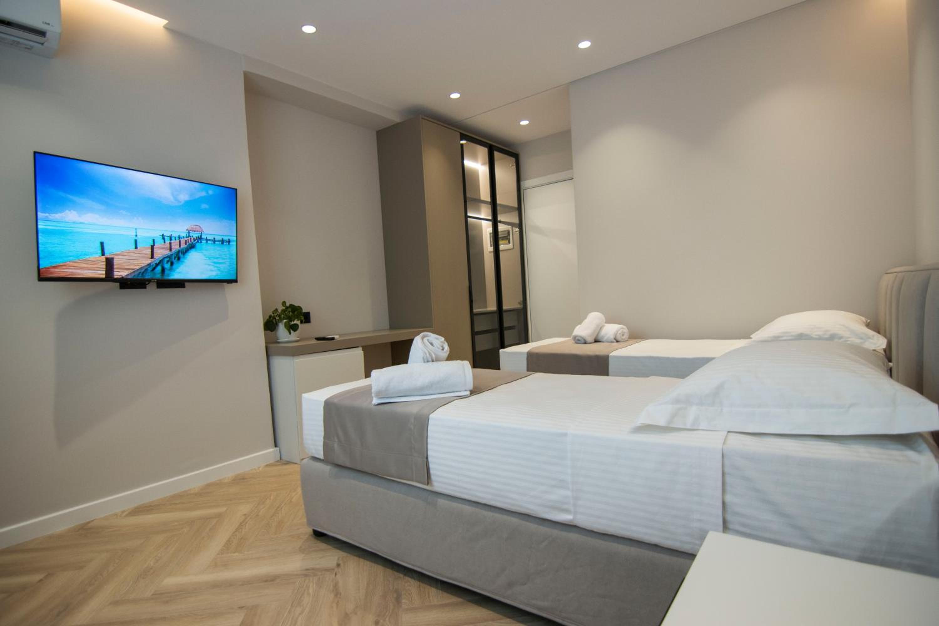 Deluxe Double or Twin Room with City View photo 2