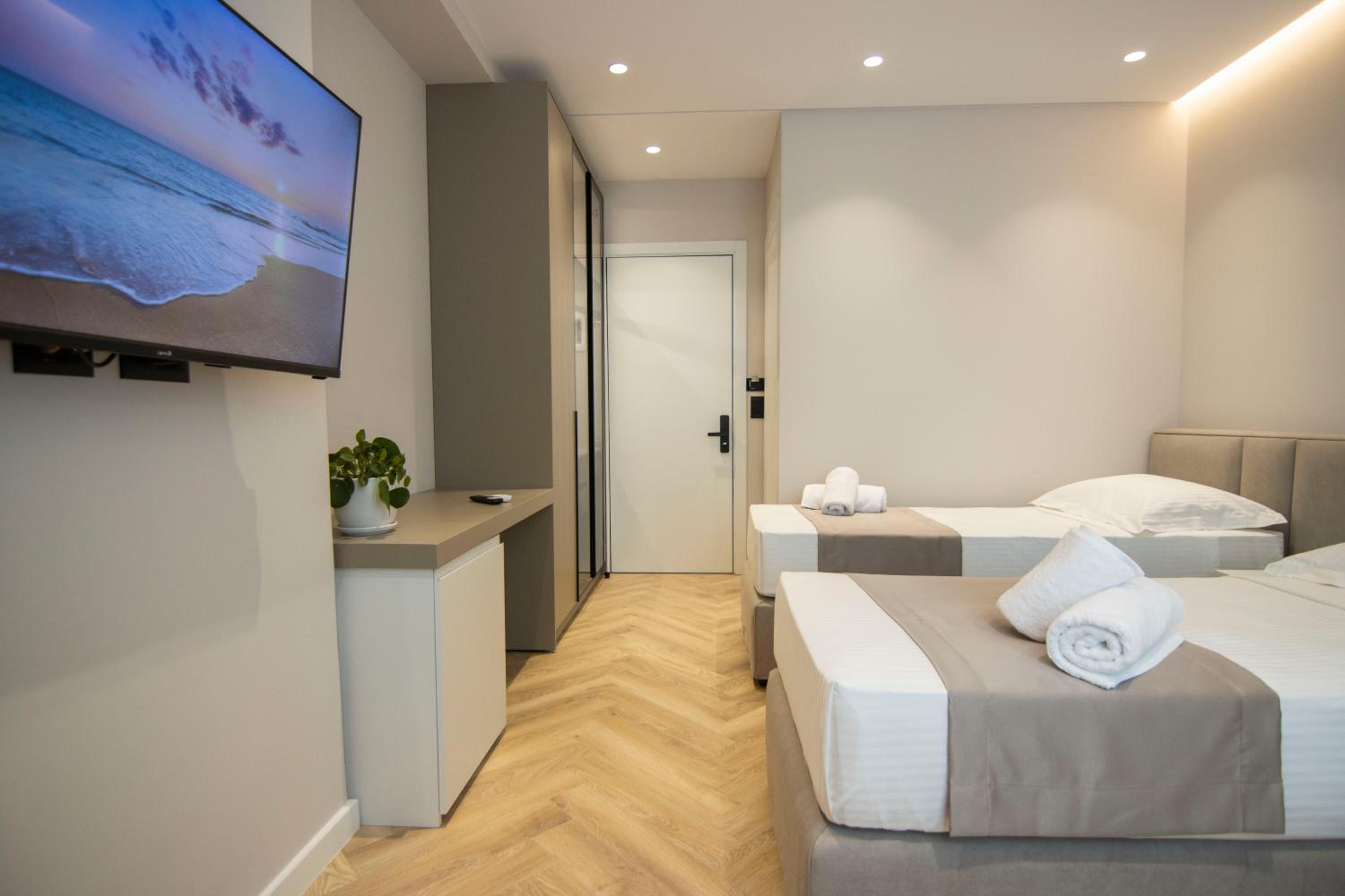 Deluxe Double or Twin Room with City View photo 3