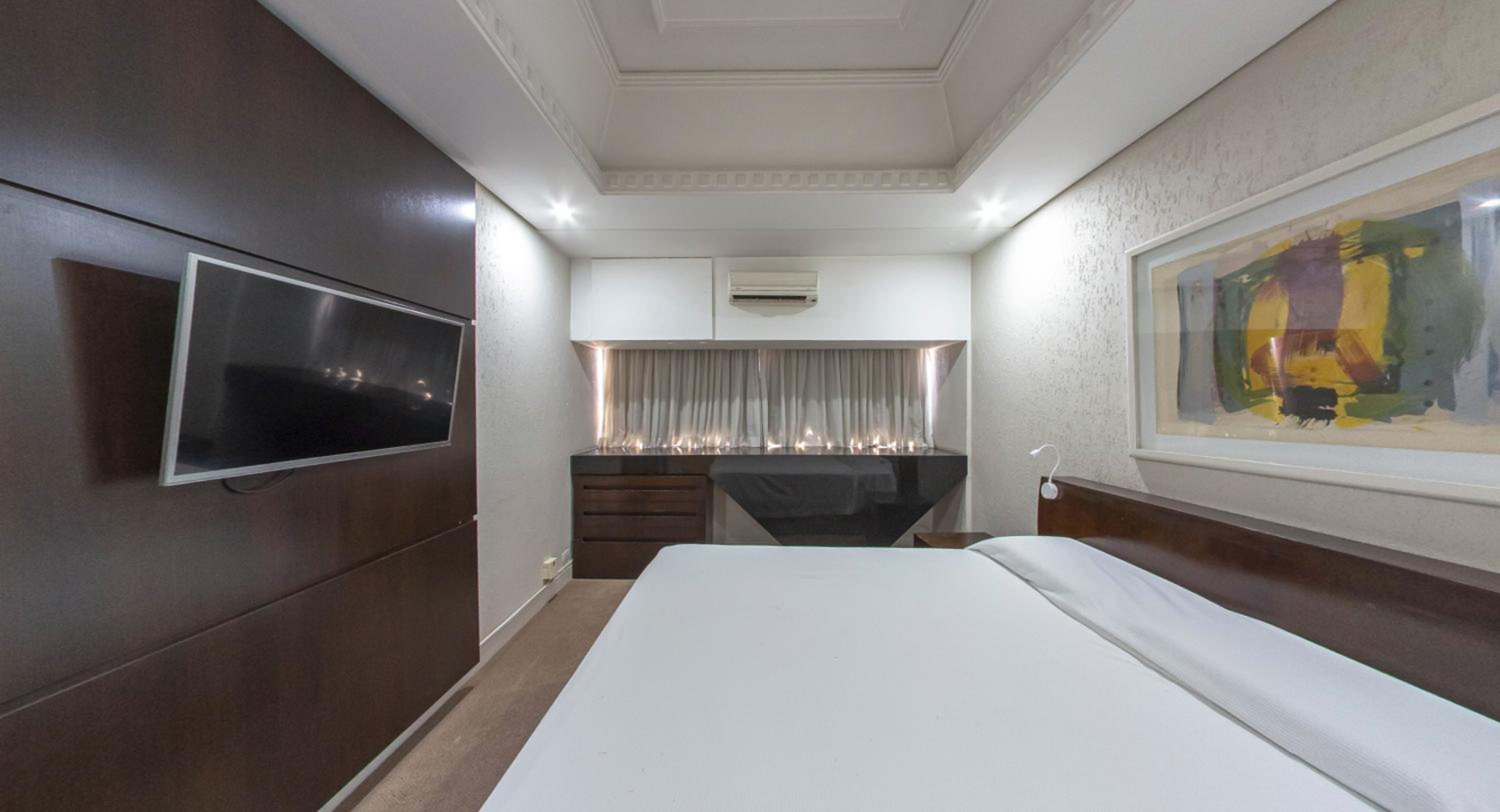 Suite - Photo 1