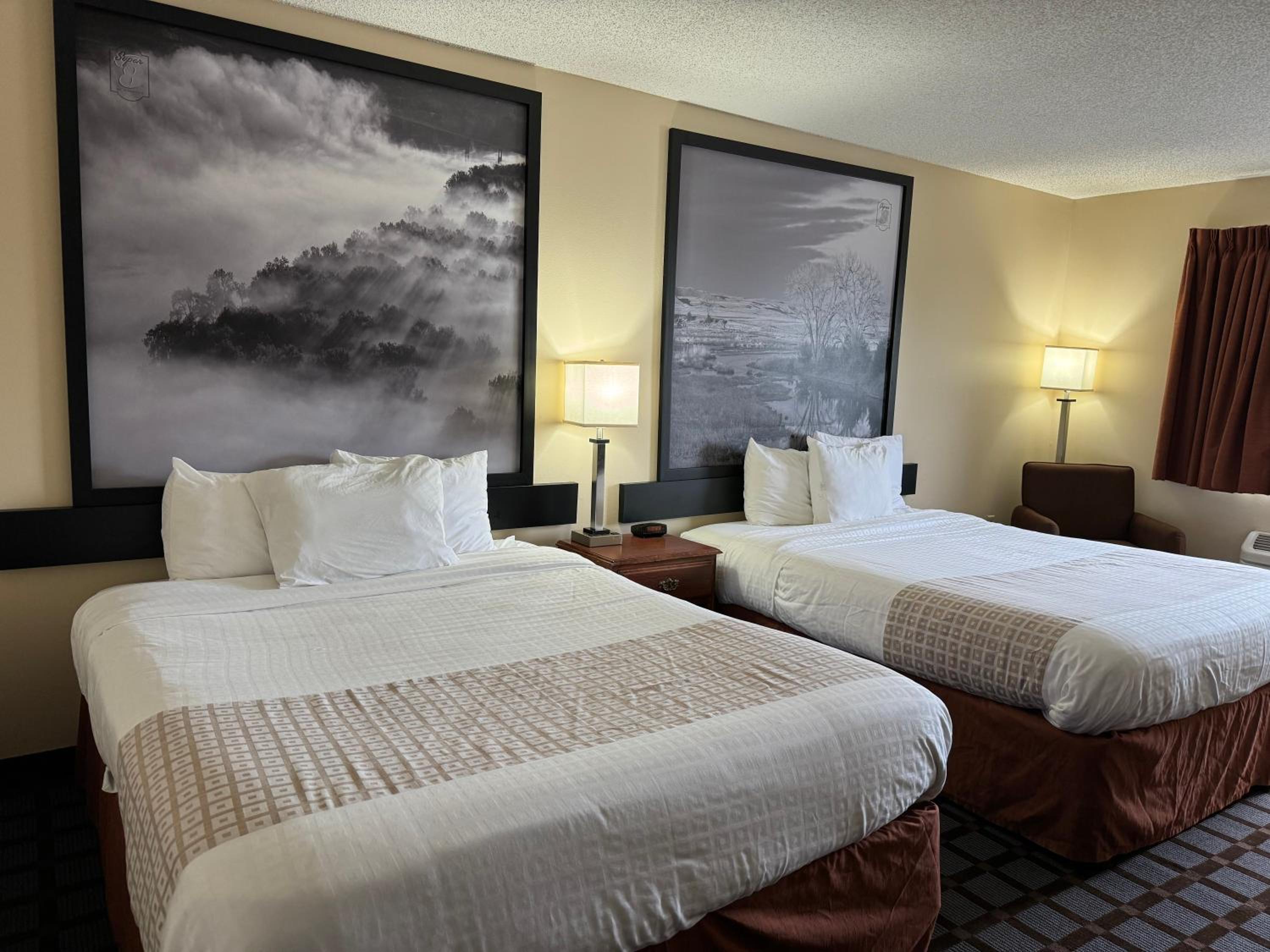 Queen Room with Two Queen Beds - Non-Smoking - Photo 2