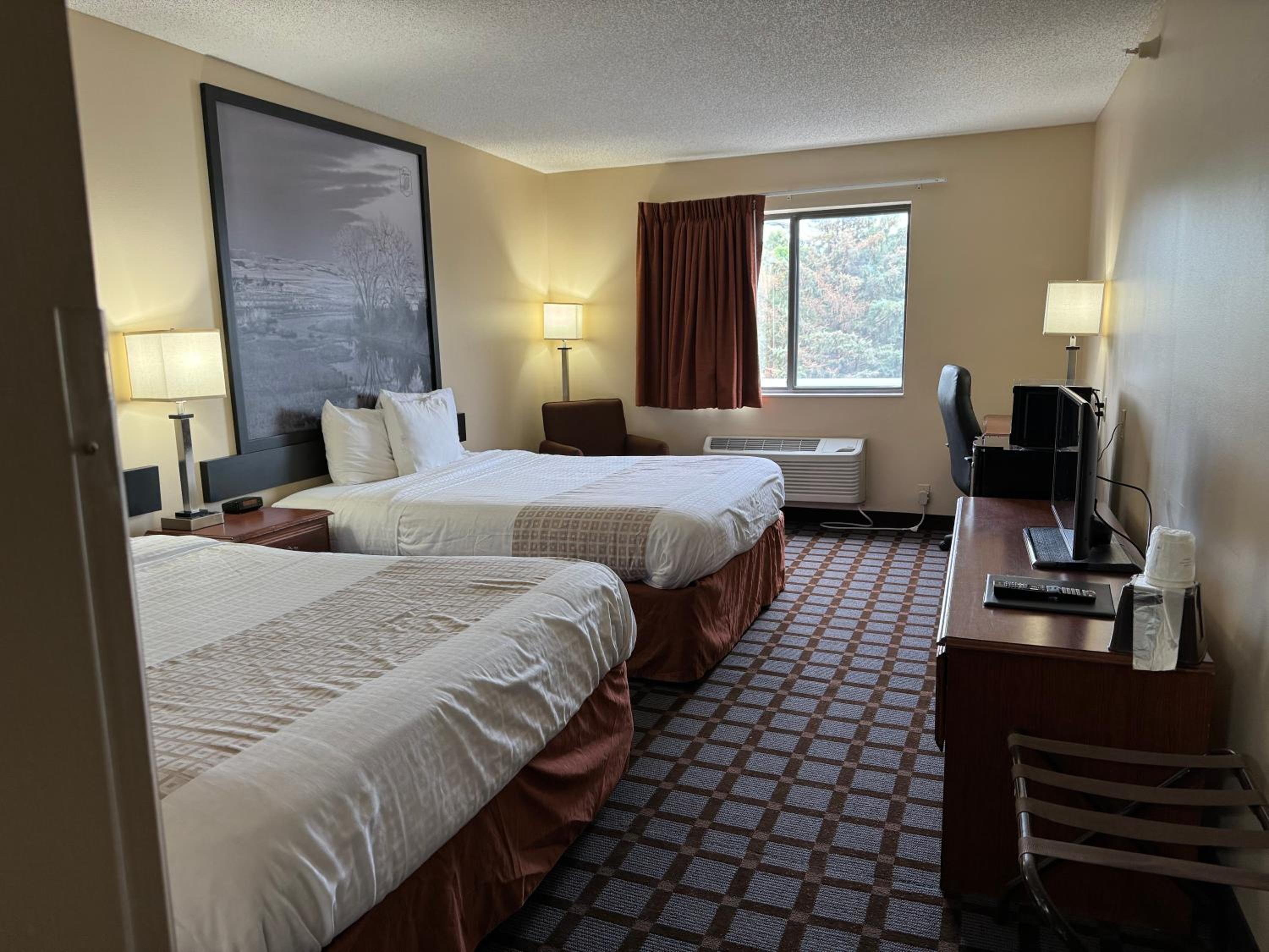 Queen Room with Two Queen Beds - Non-Smoking - Photo 3