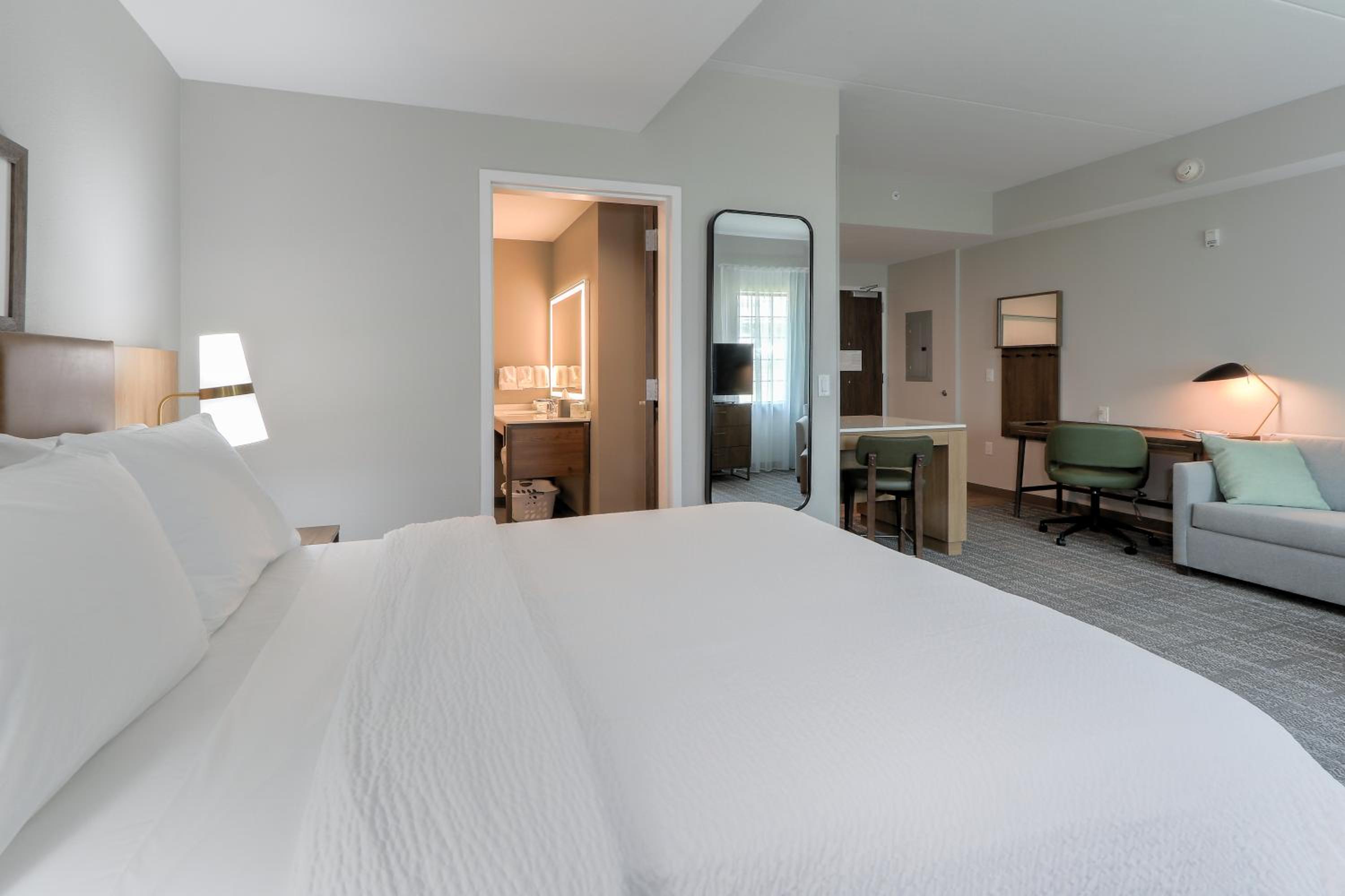 Studio Queen Suite with Balcony - Photo 1