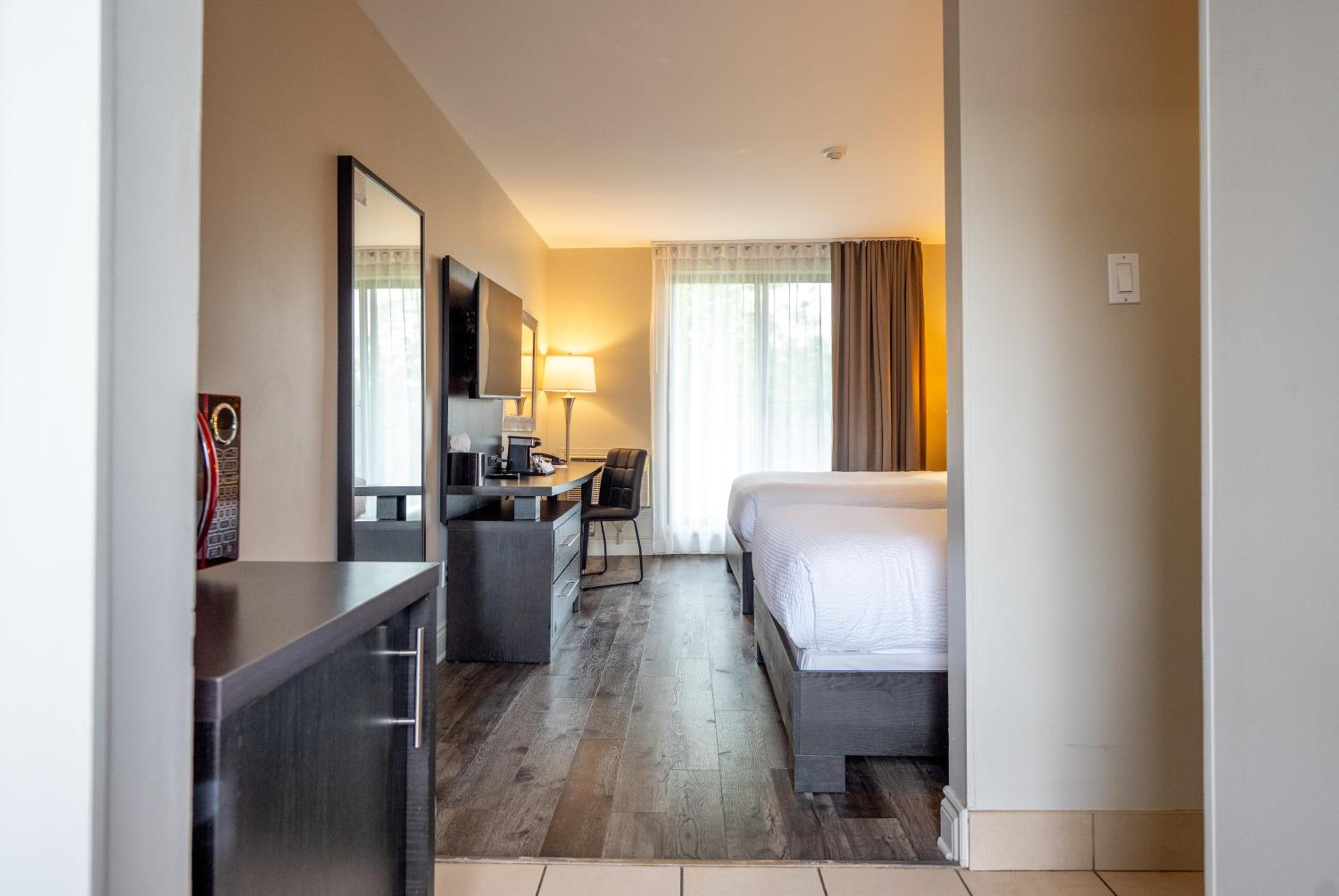 2 Double Beds, Water Front, Non-Smoking - Photo 10