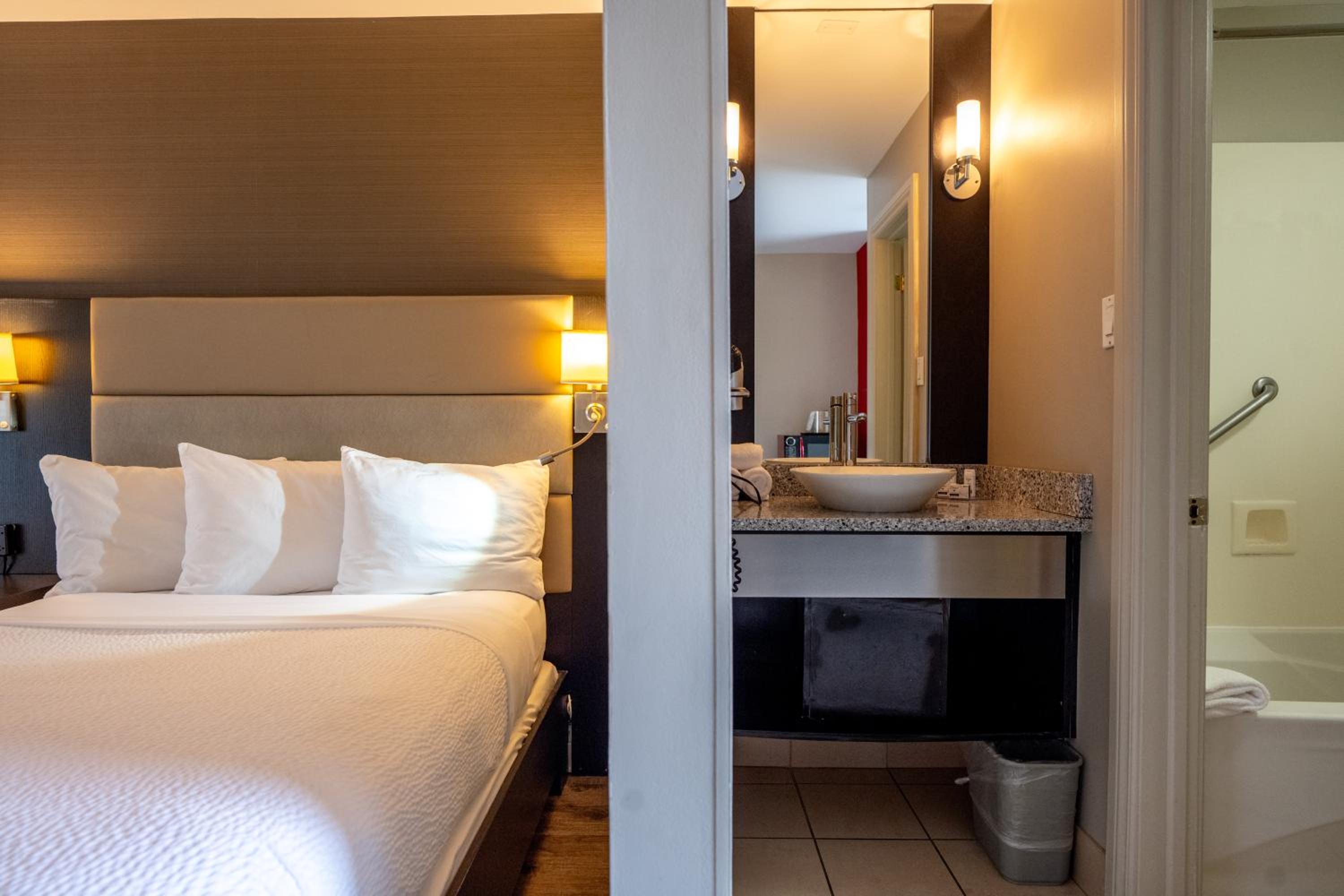 2 Double Beds, Water Front, Non-Smoking - Photo 8
