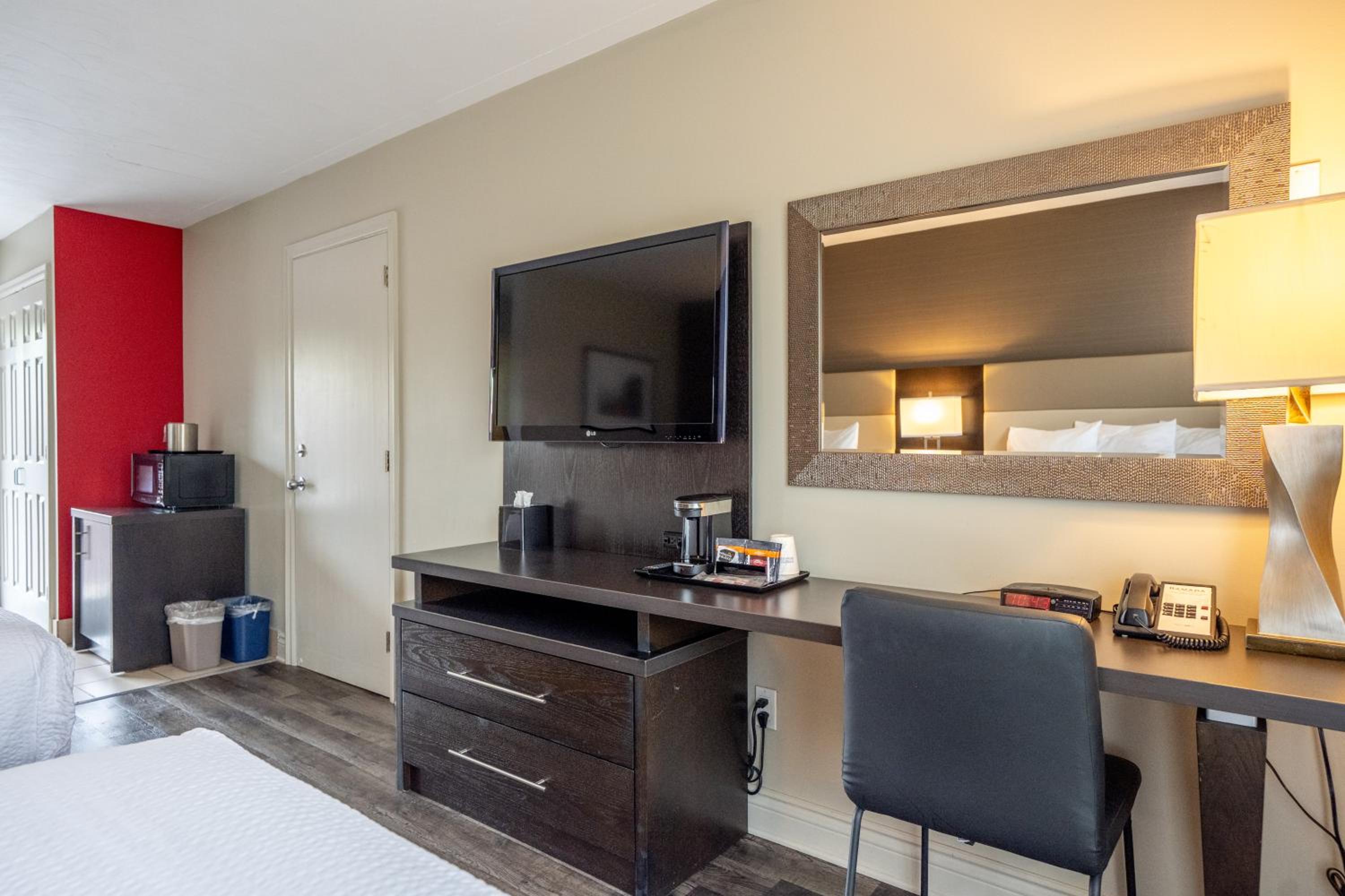 2 Double Beds, Water Front, Non-Smoking - Photo 9