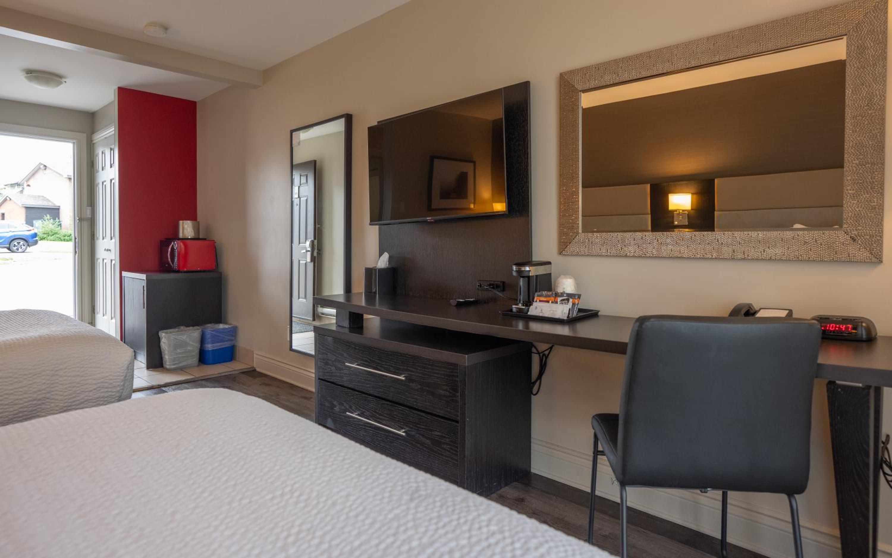 2 Double Beds, Water Front, Non-Smoking - Photo 2