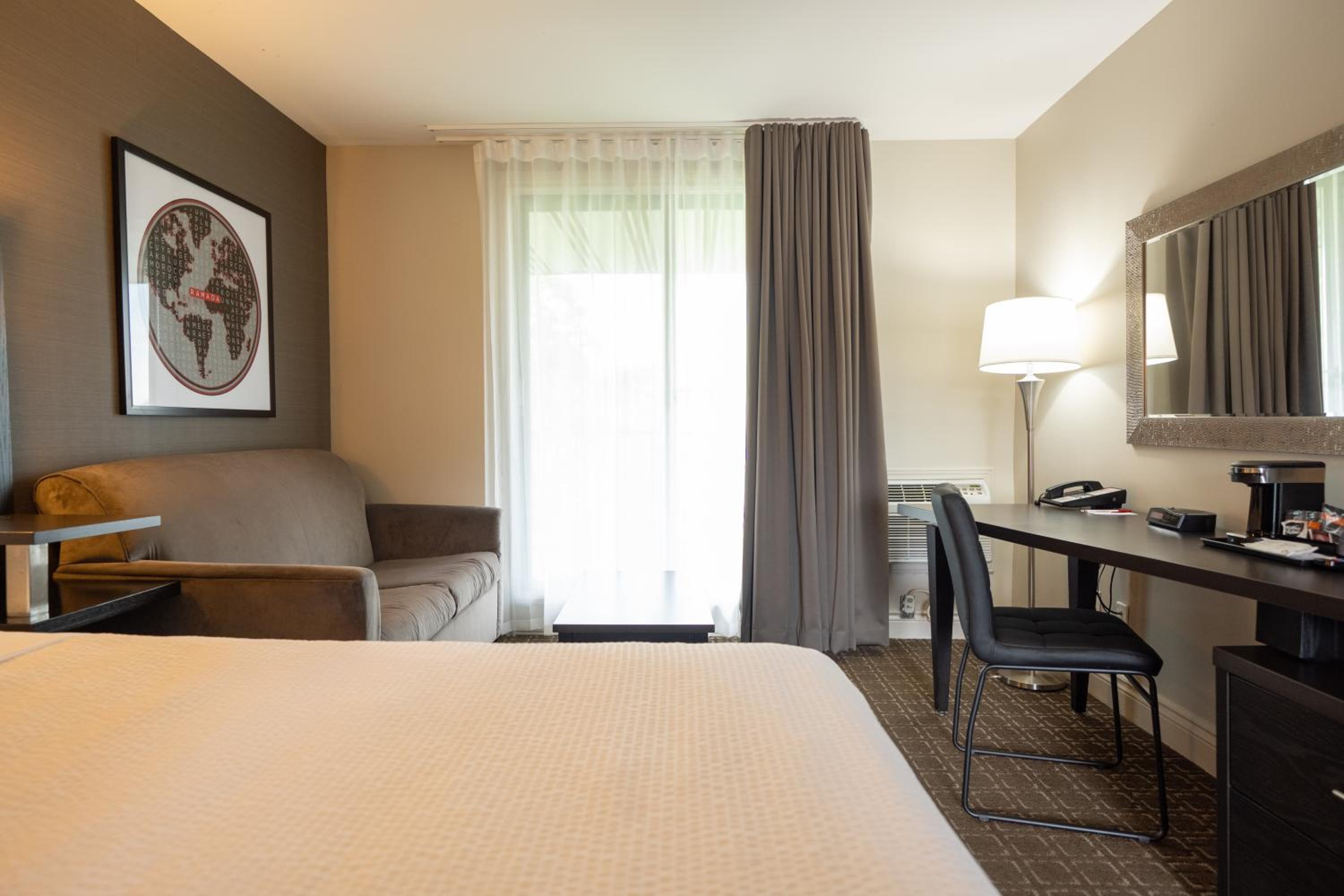 1 Queen Bed, Water Front, Non-Smoking - Photo 10