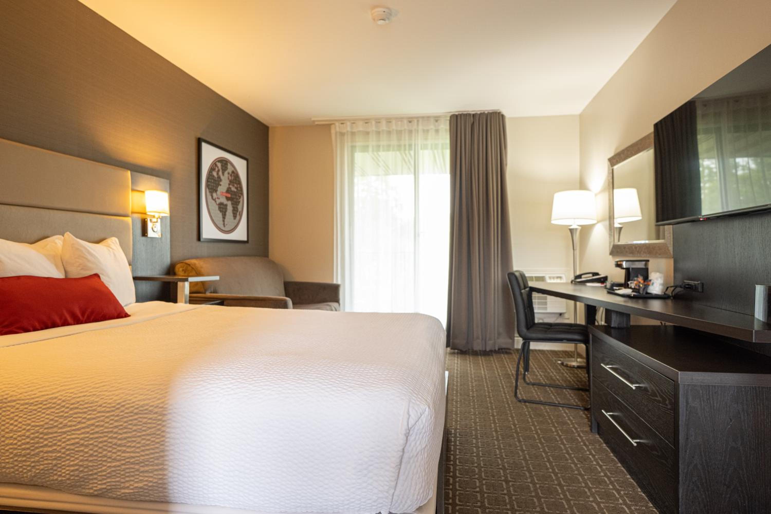 1 Queen Bed, Water Front, Non-Smoking - Photo 8