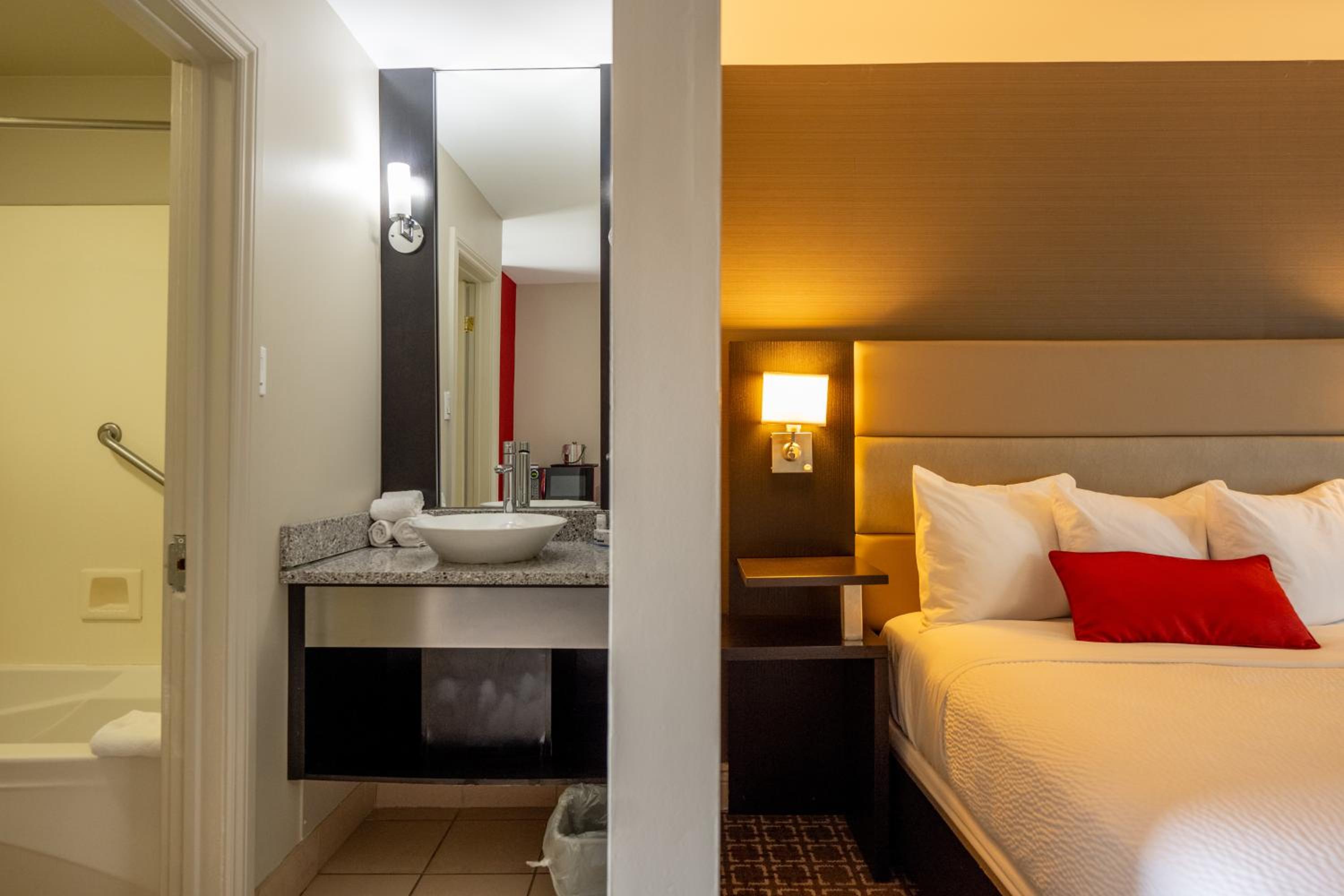 1 Queen Bed, Water Front, Non-Smoking - Photo 7