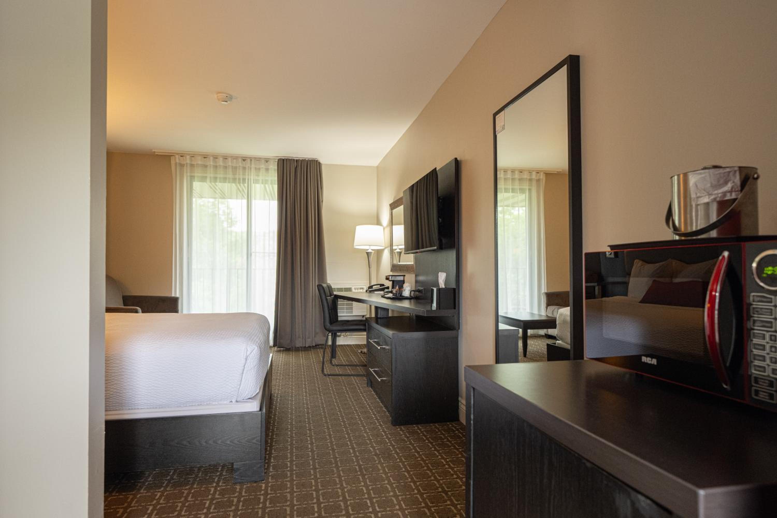 1 Queen Bed, Water Front, Non-Smoking - Photo 9
