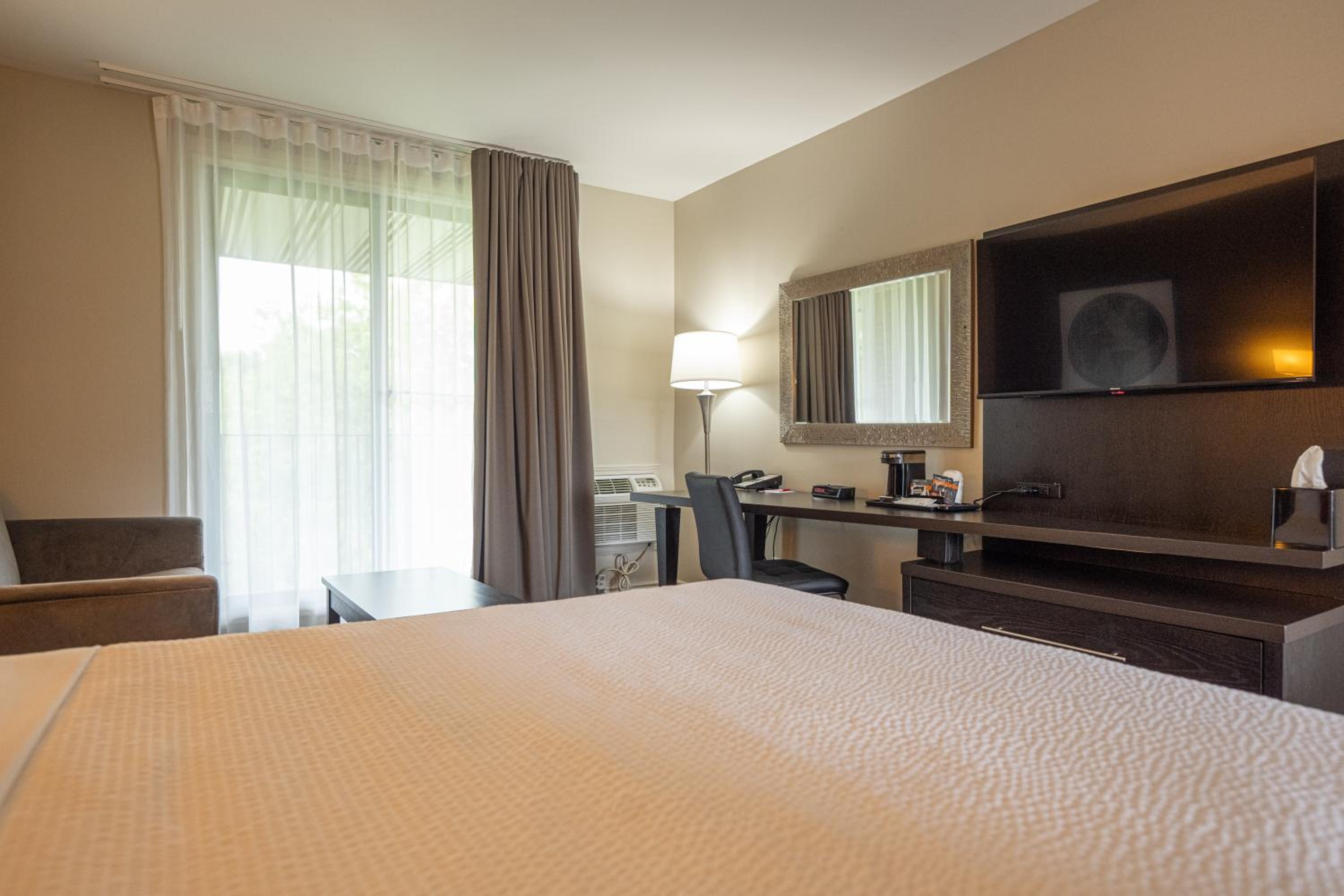 1 Queen Bed, Water Front, Non-Smoking - Photo 2