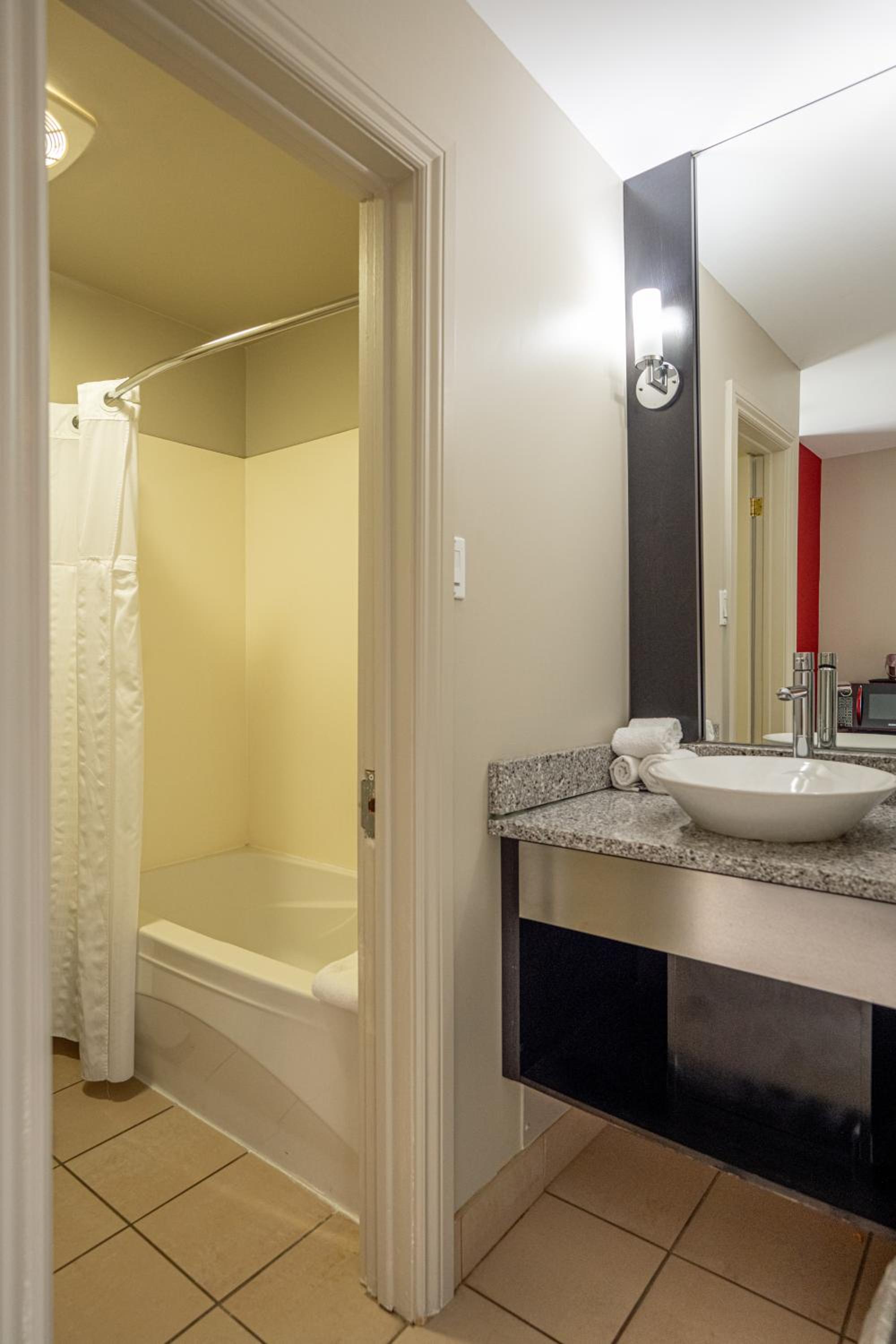 2 Double Beds, Water Front, Non-Smoking - Photo 4