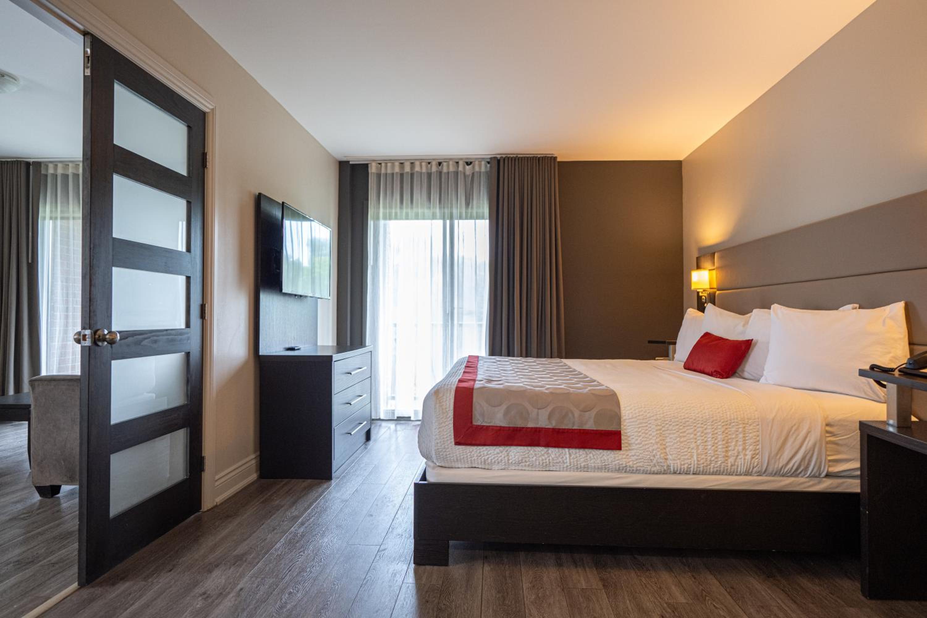 1 King Bed, Studio Suite, Water Front, Non-Smoking - Photo 4