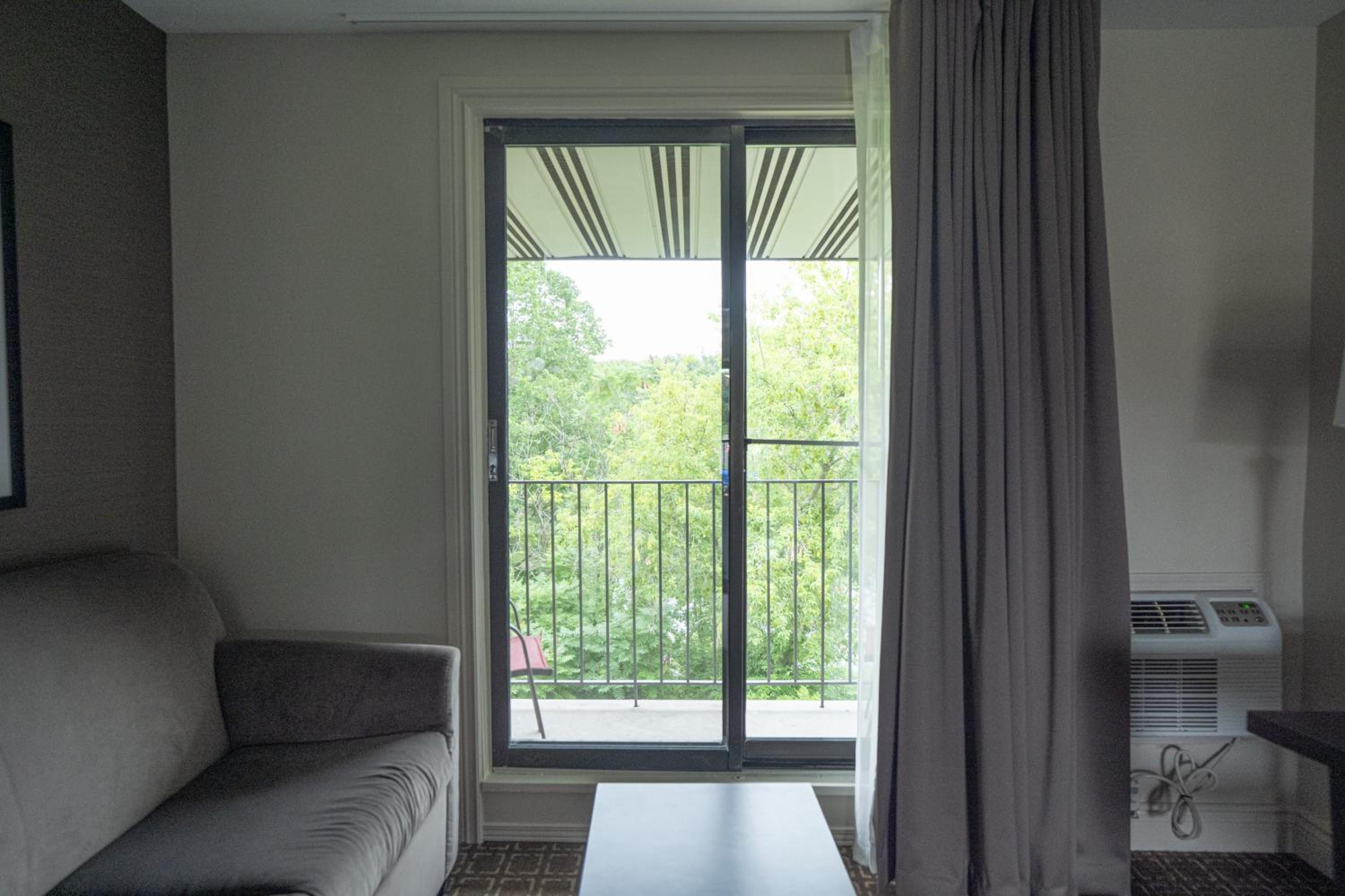 1 Queen Bed, Water Front, Non-Smoking - Photo 4