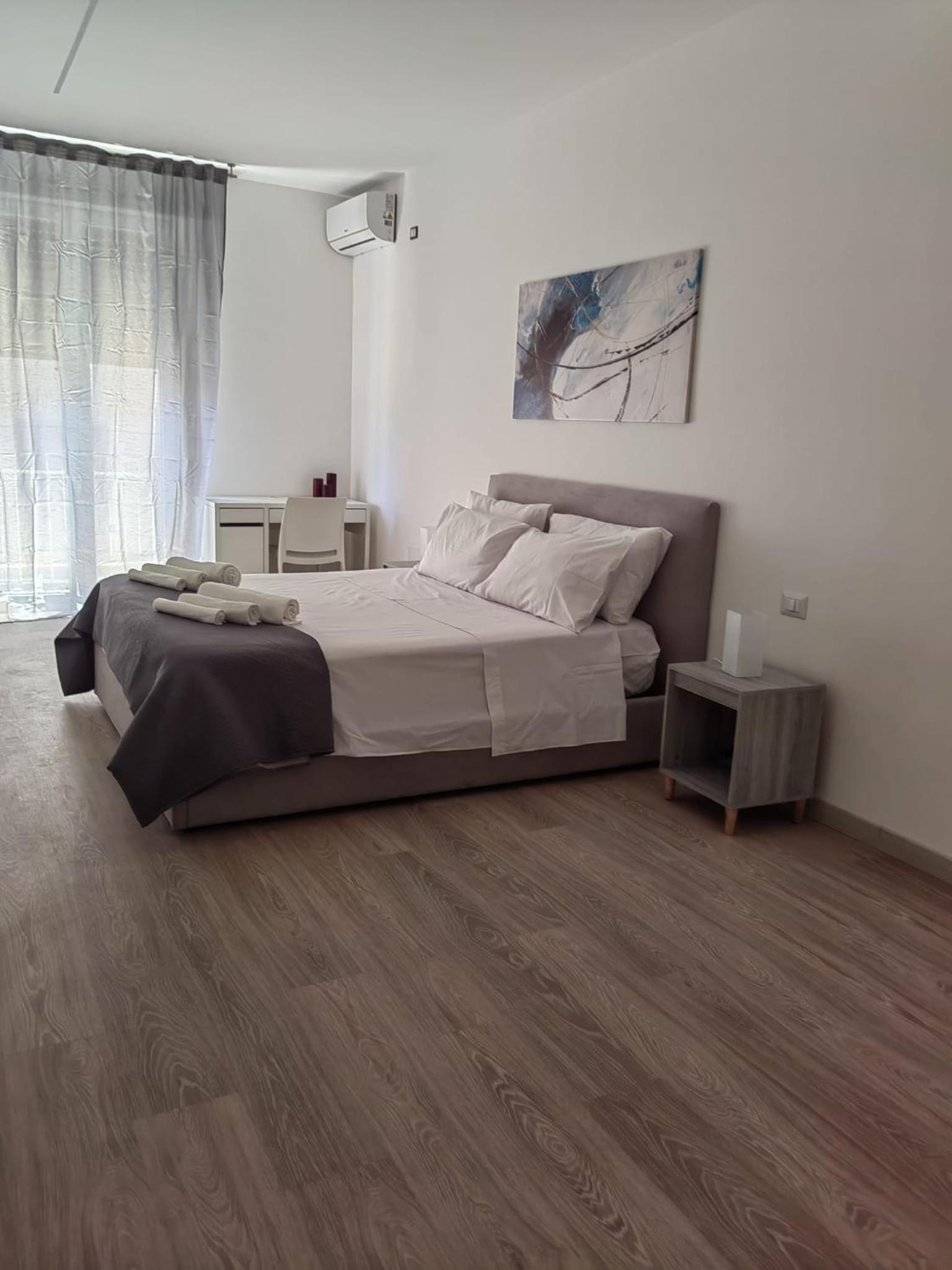 One-Bedroom Apartment photo 1