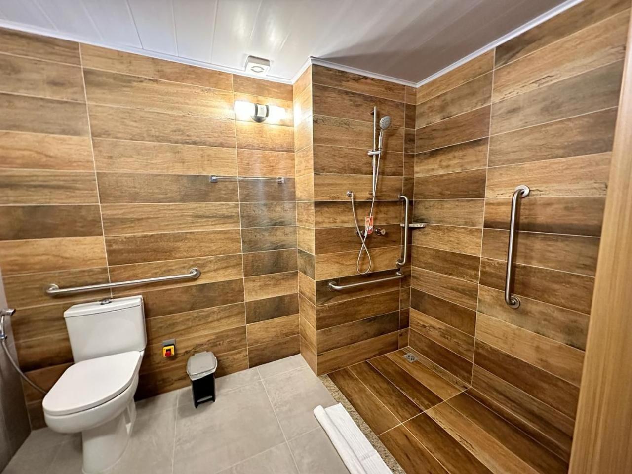 Standard Room with One Double Bed - Disability Access photo 3