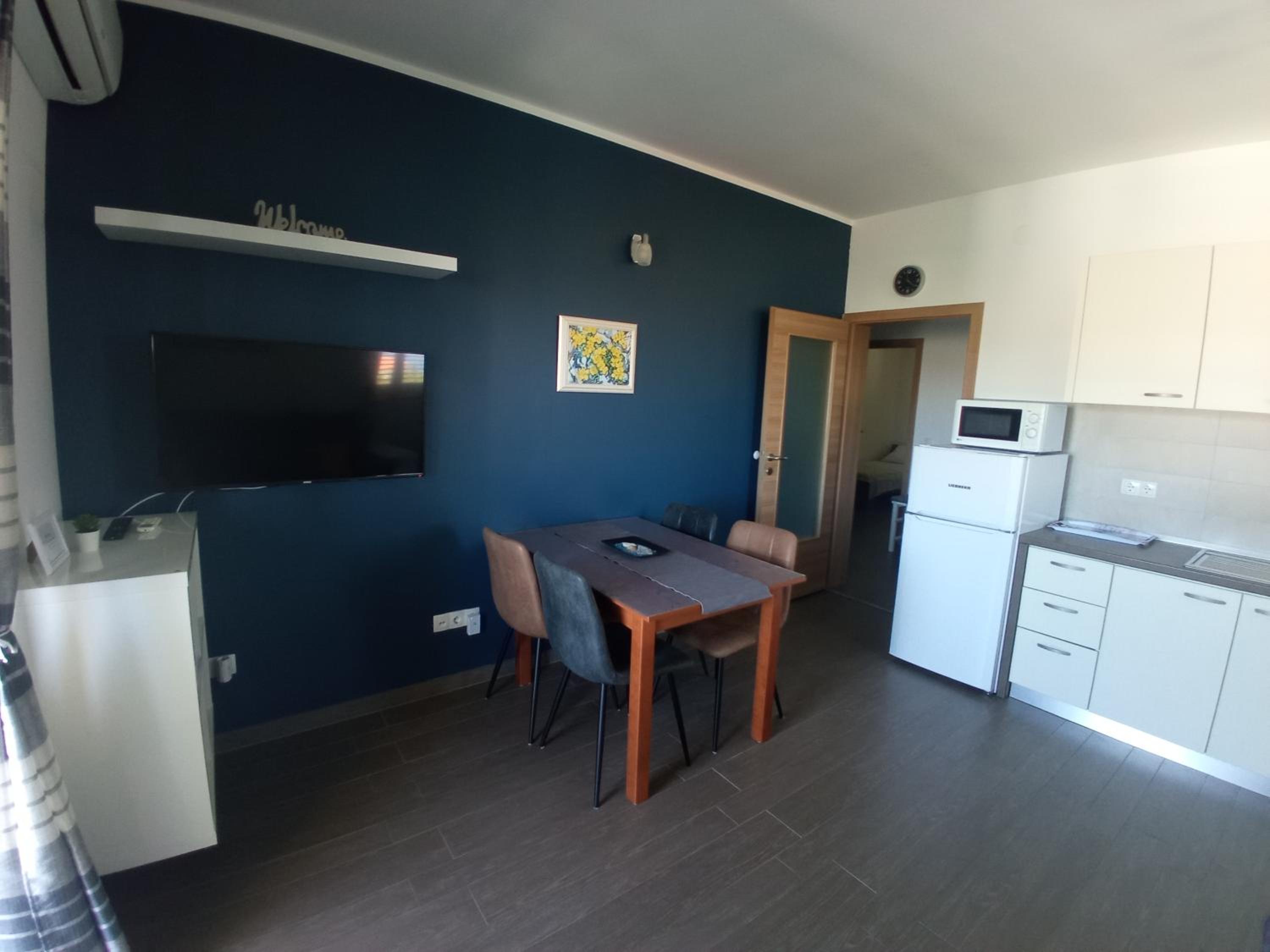 Apartment with Terrace - Photo 11