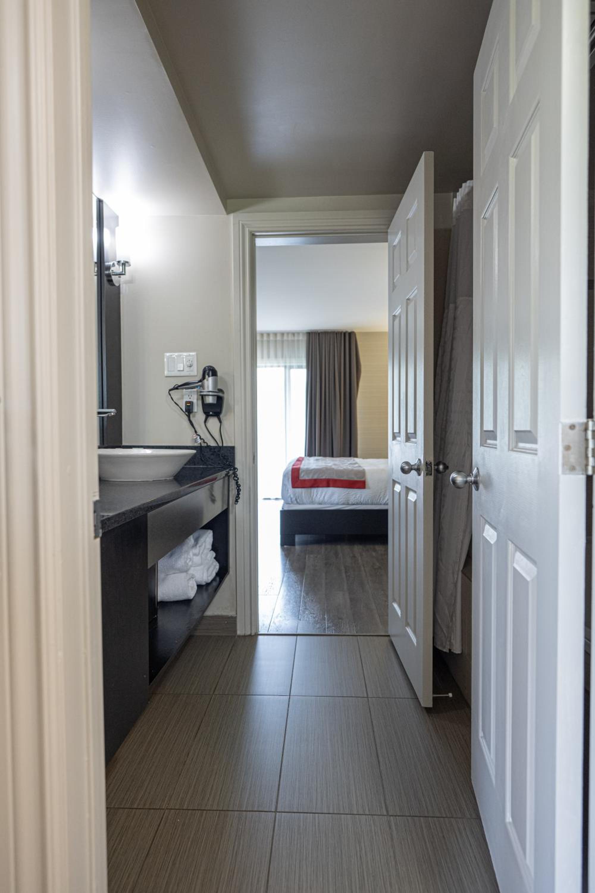 1 King Bed, Studio Suite, Water Front, Non-Smoking - Photo 8
