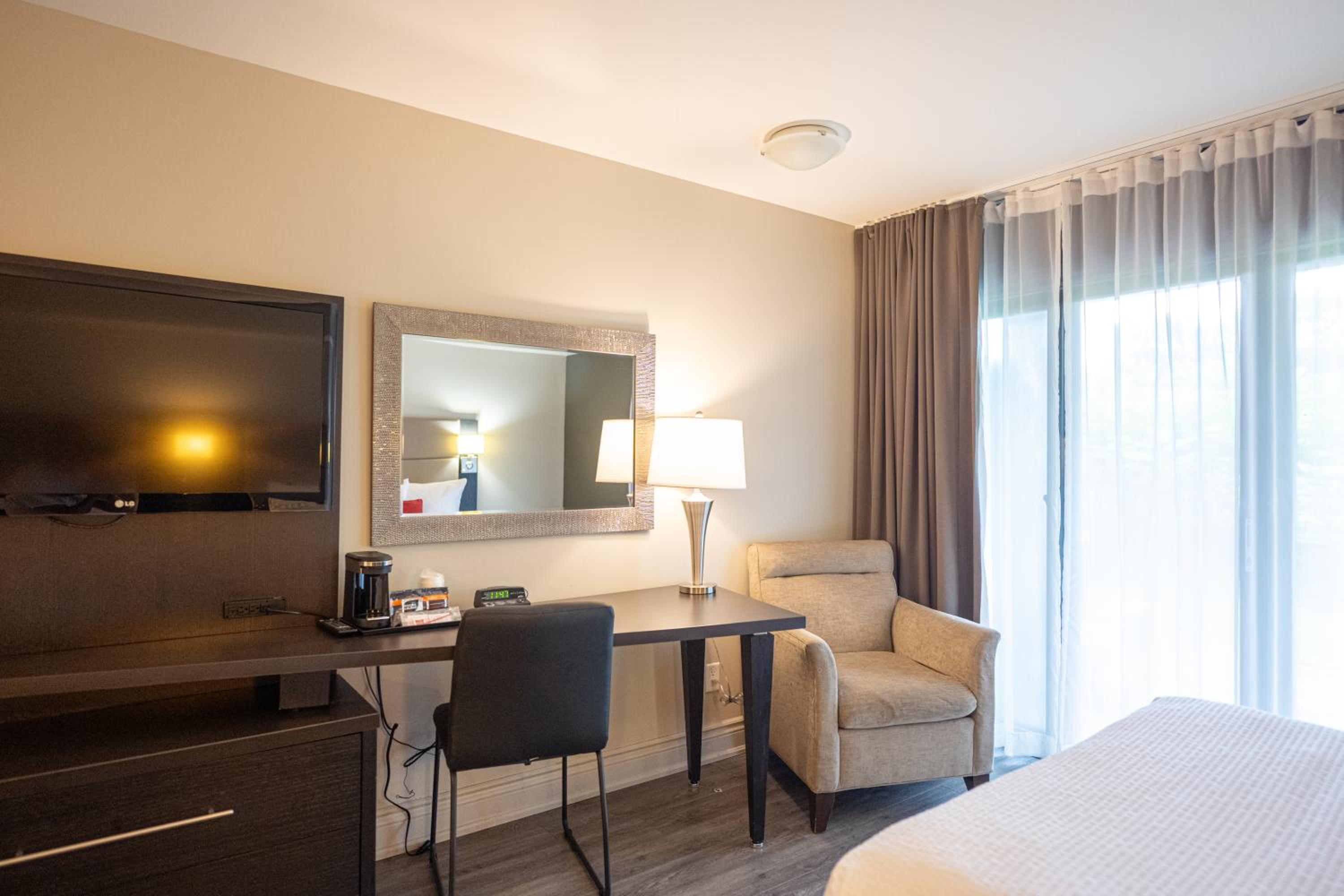 2 Double Beds, Deluxe Water Front, Non-Smoking - Photo 2