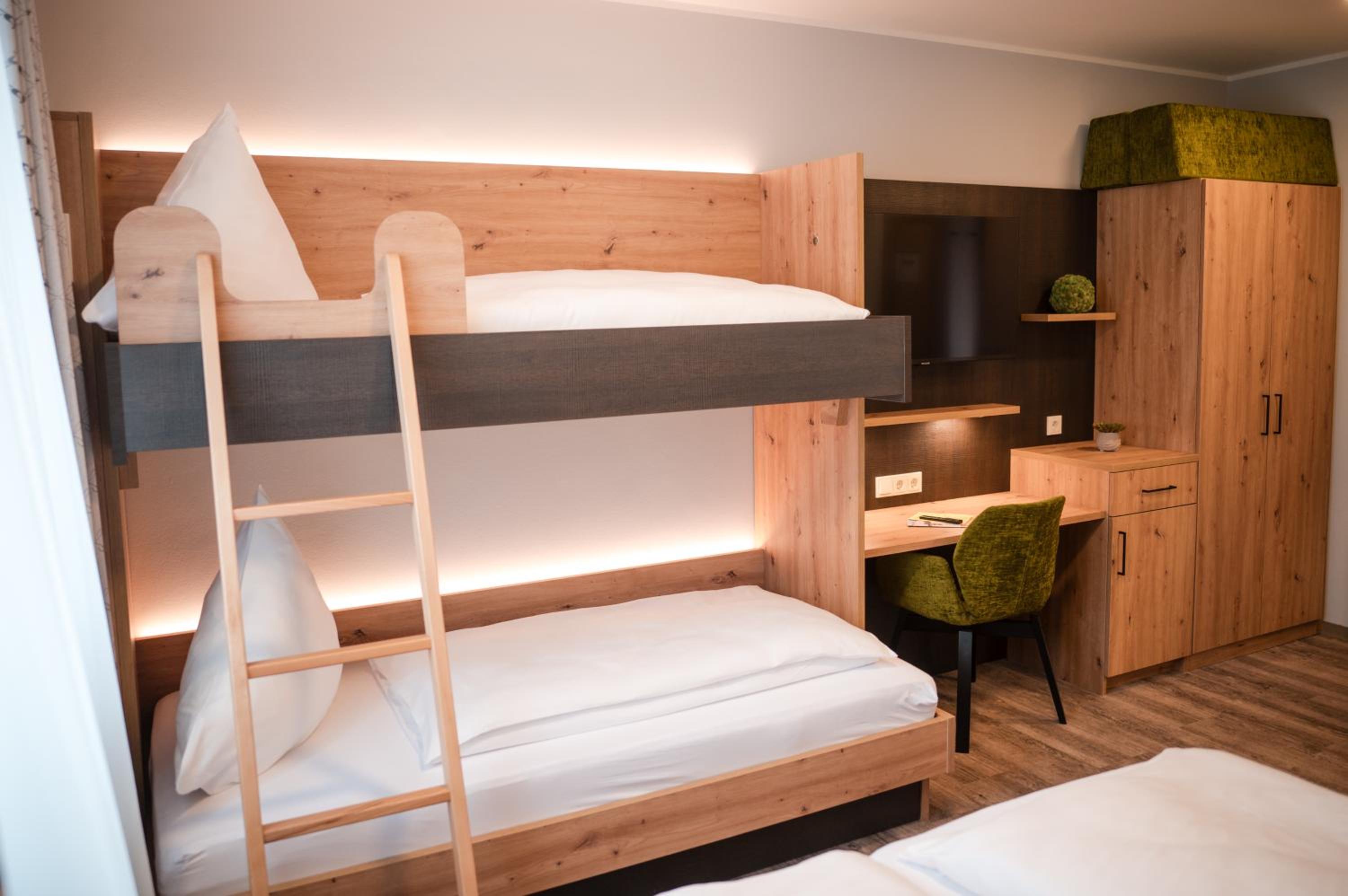 Double Room with Private Bathroom - Photo 14