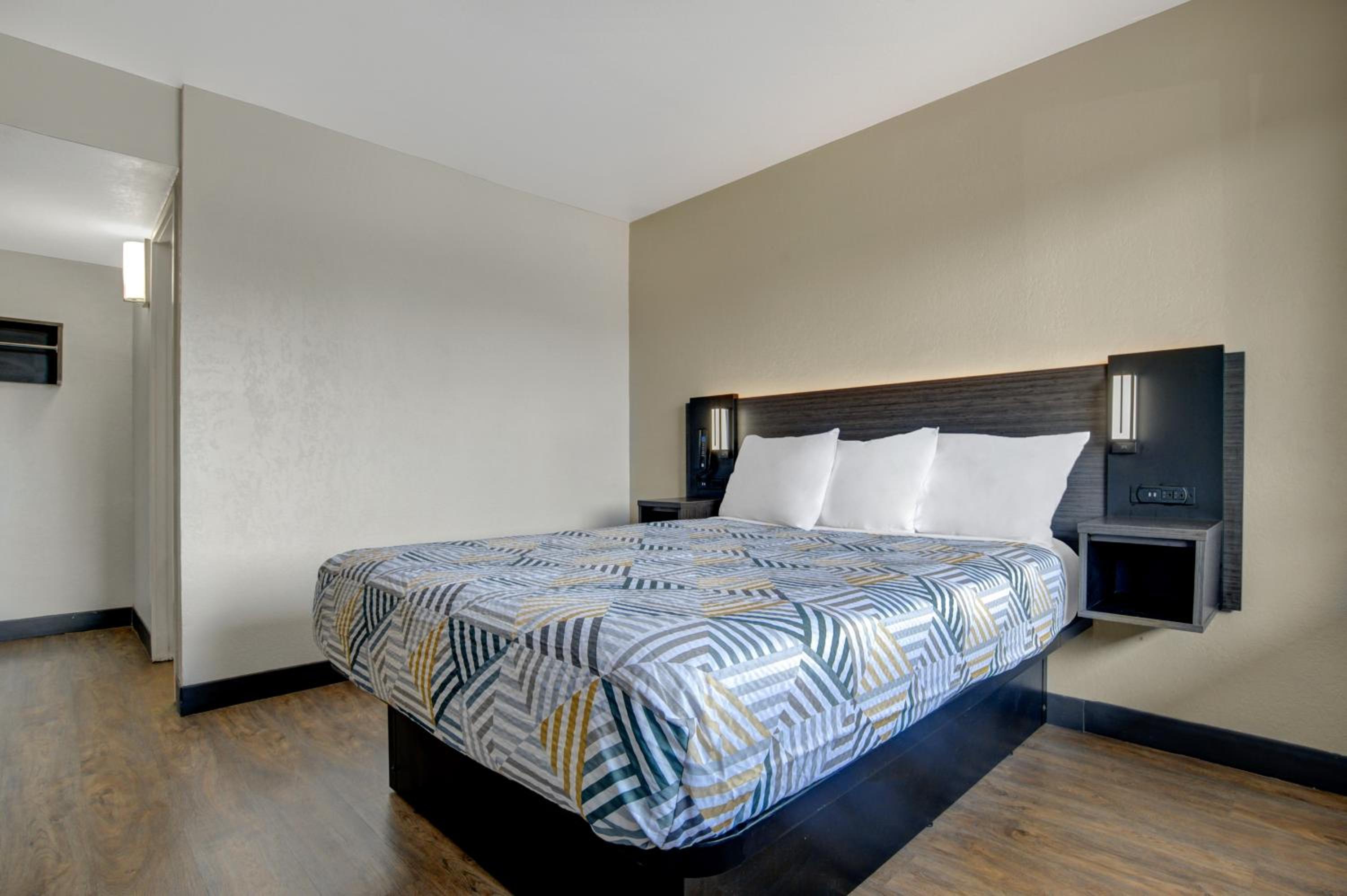 1 Queen Bed | Non-Smoking, Micfridge - Photo 6