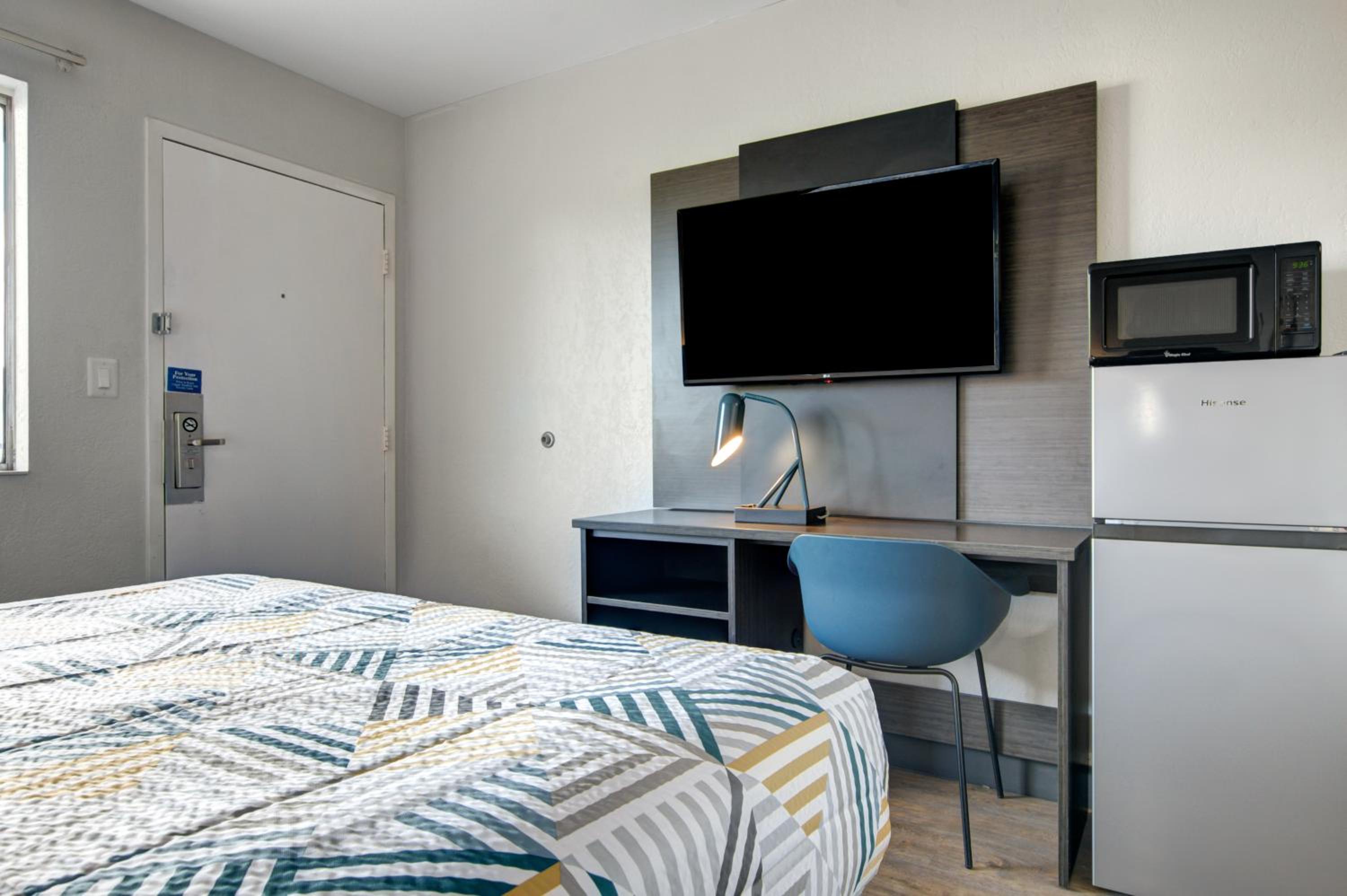 1 Queen Bed | Non-Smoking, Micfridge - Photo 5