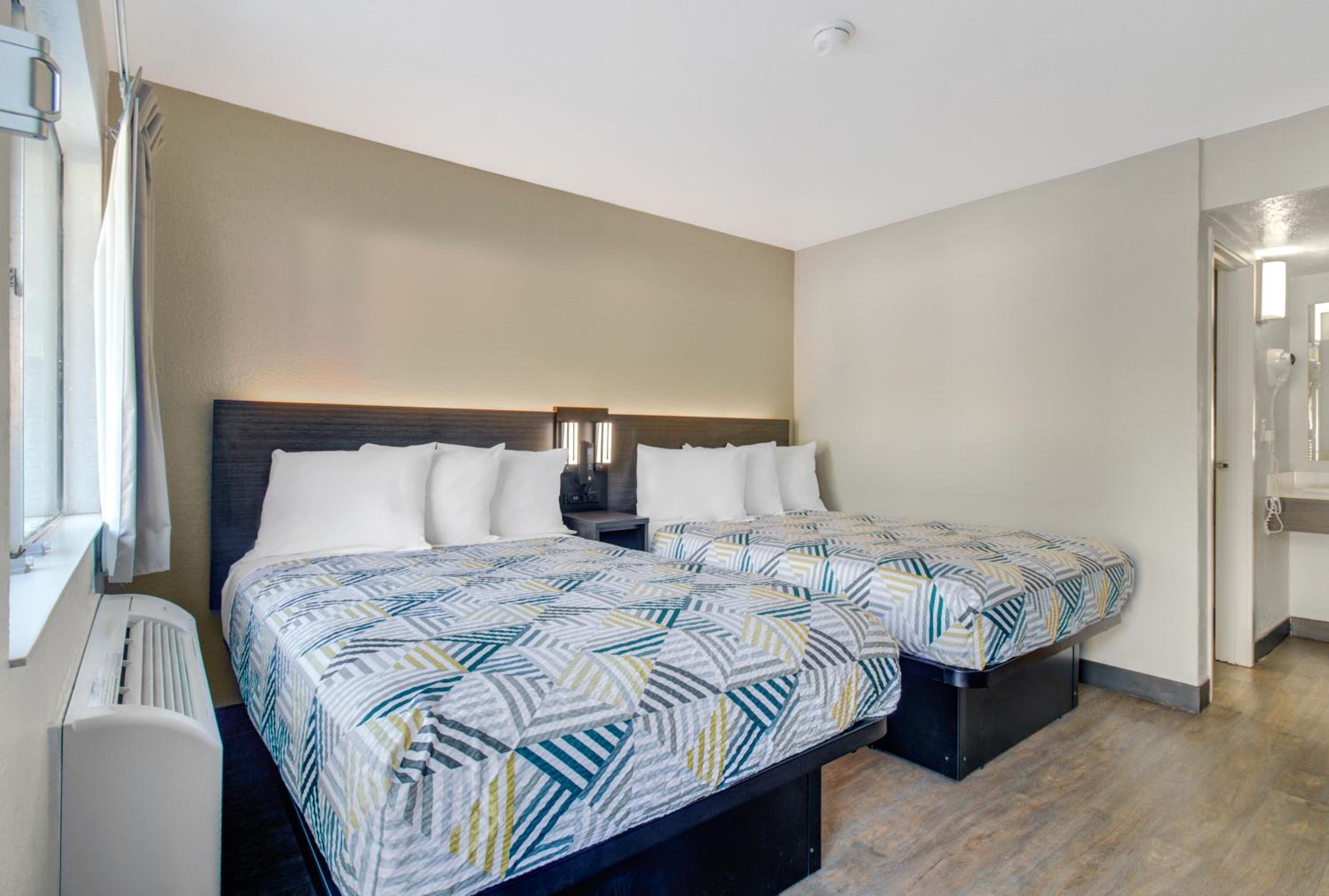 2 Full Beds | Non-Smoking, Micfridge - Photo 11