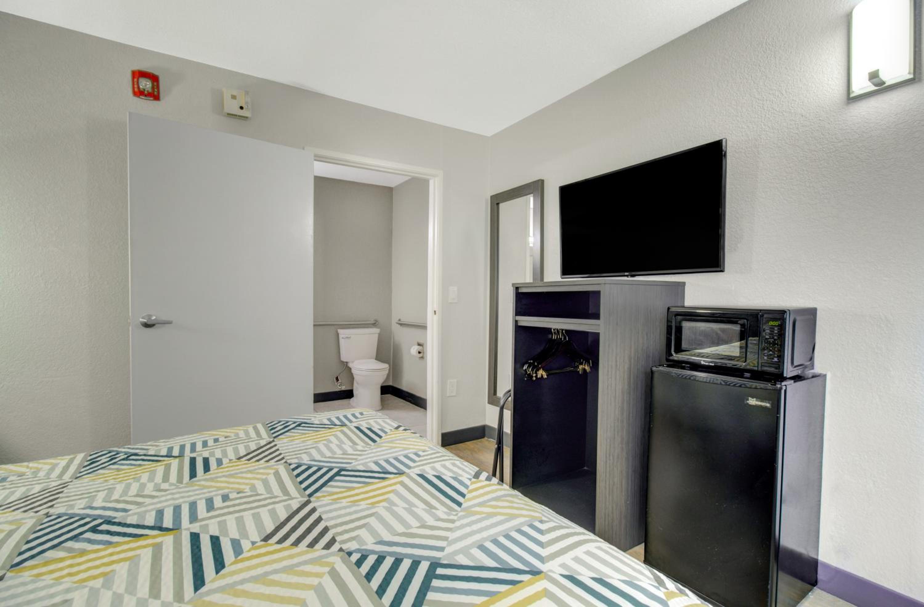 1 Queen Bed | Mob Acc RI Shwr Nsmk Micfridge - Photo 4