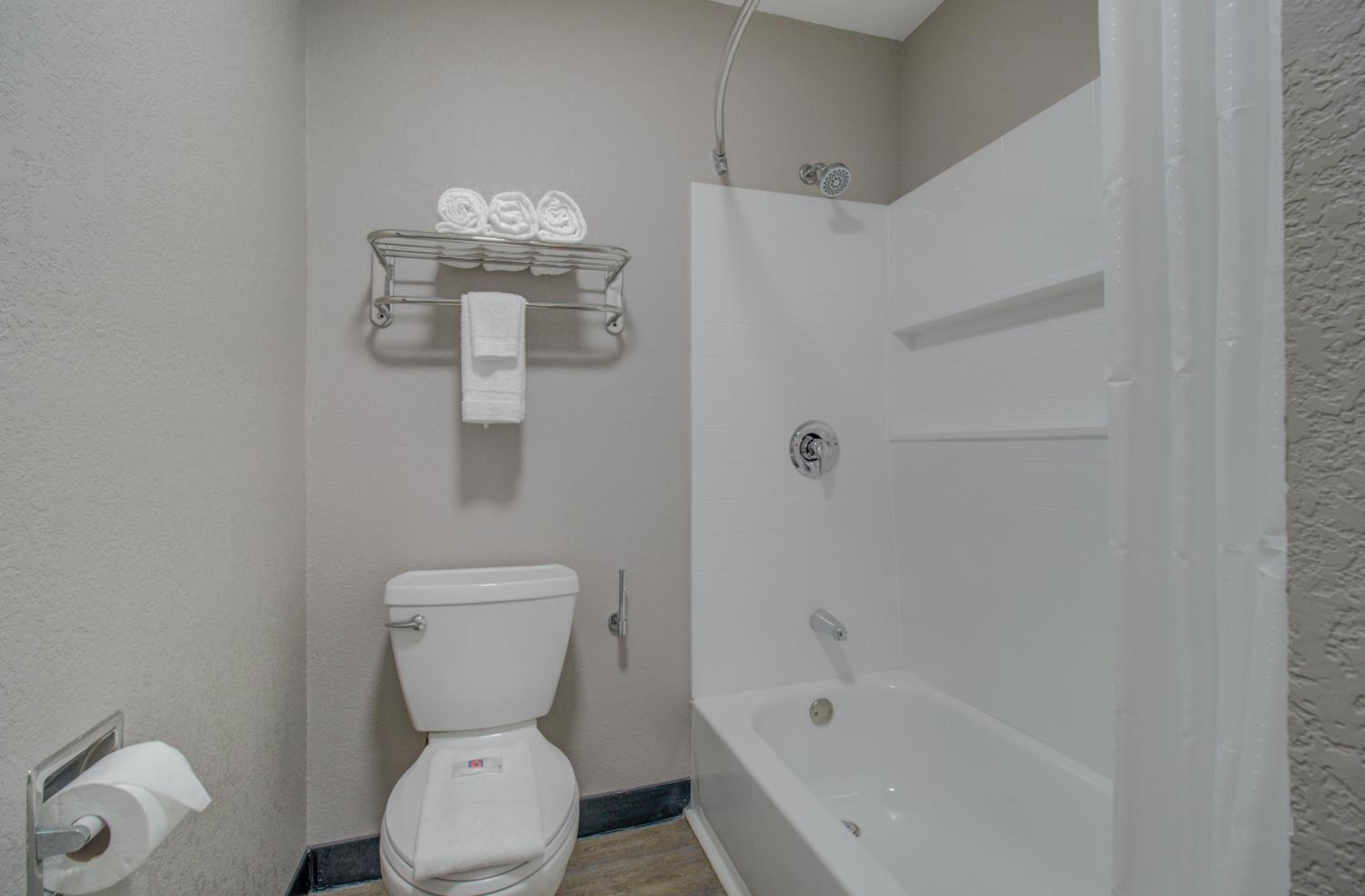 1 Queen Bed | Non-Smoking, Micfridge - Photo 8