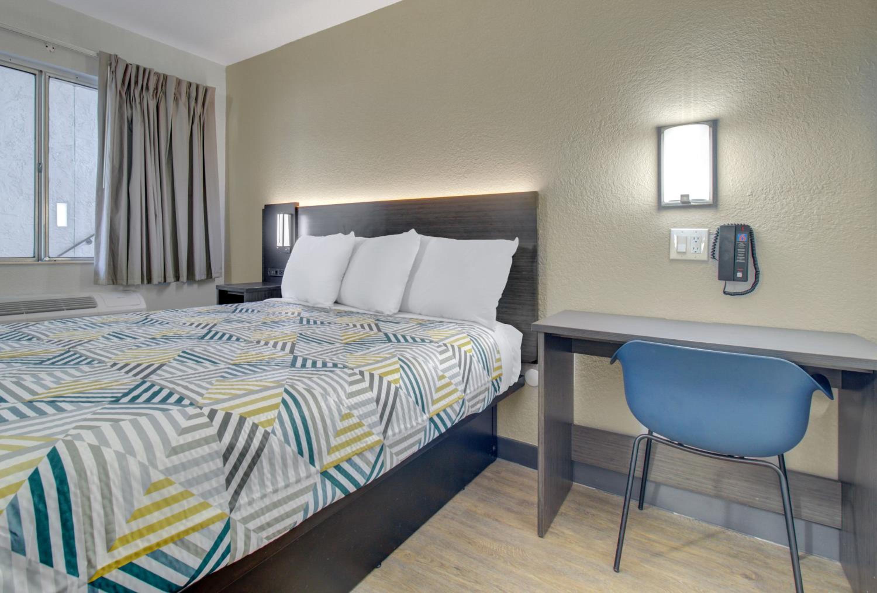 1 Queen Bed | Non-Smoking, Micfridge - Photo 7