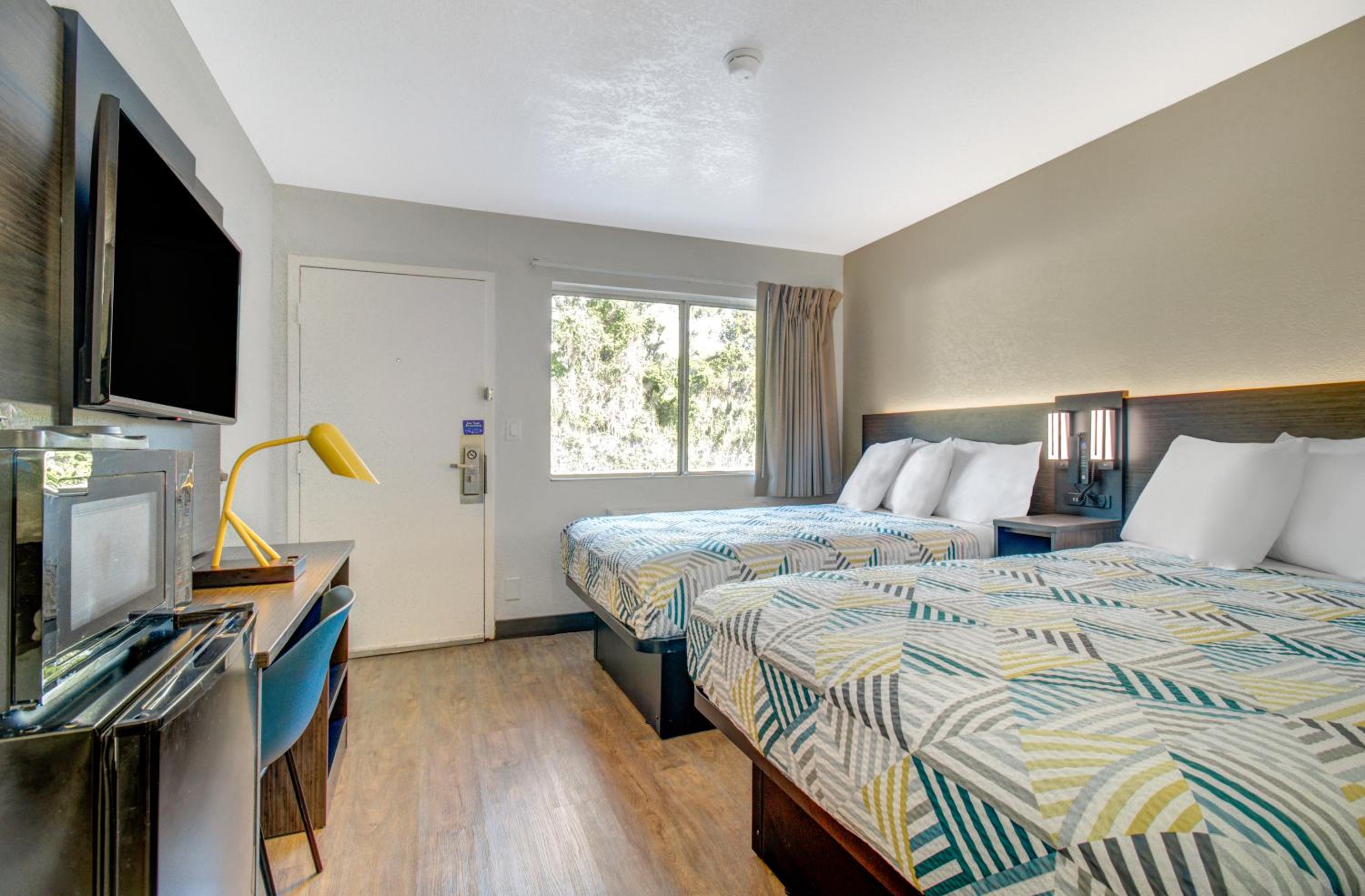 2 Full Beds | Non-Smoking, Micfridge - Photo 10