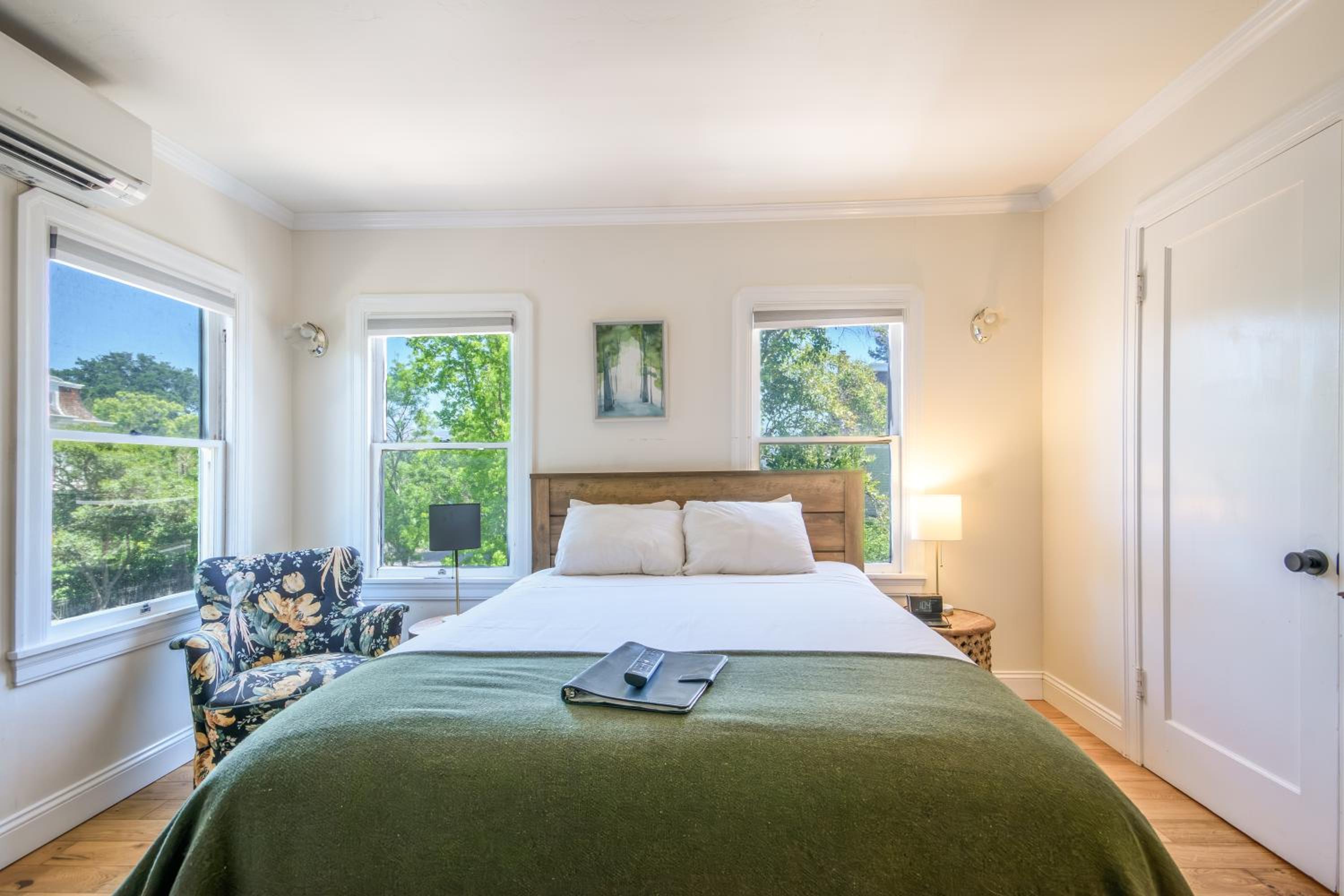 Petite Queen Room - Photo 1
