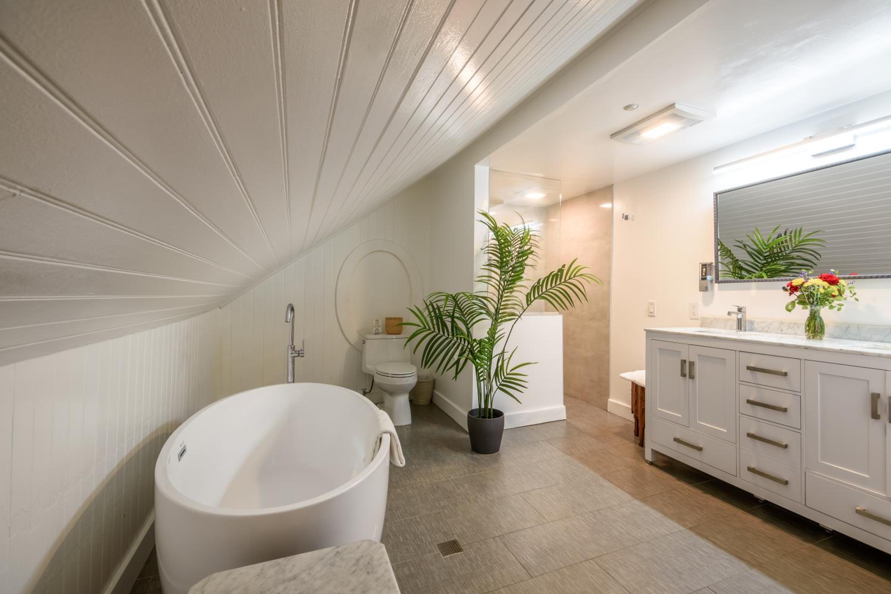 Deluxe King Room - Photo 8
