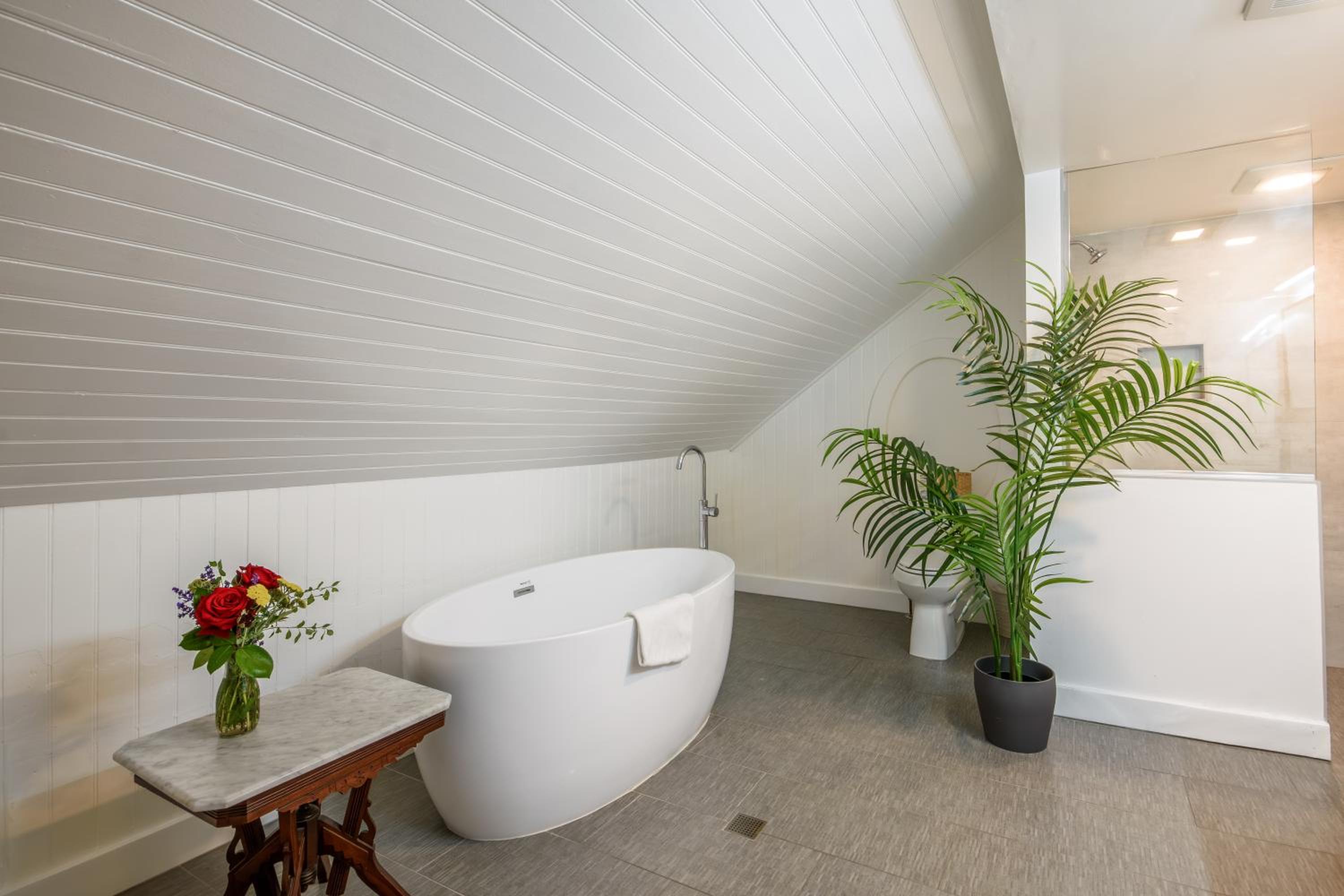 Deluxe King Room - Photo 11