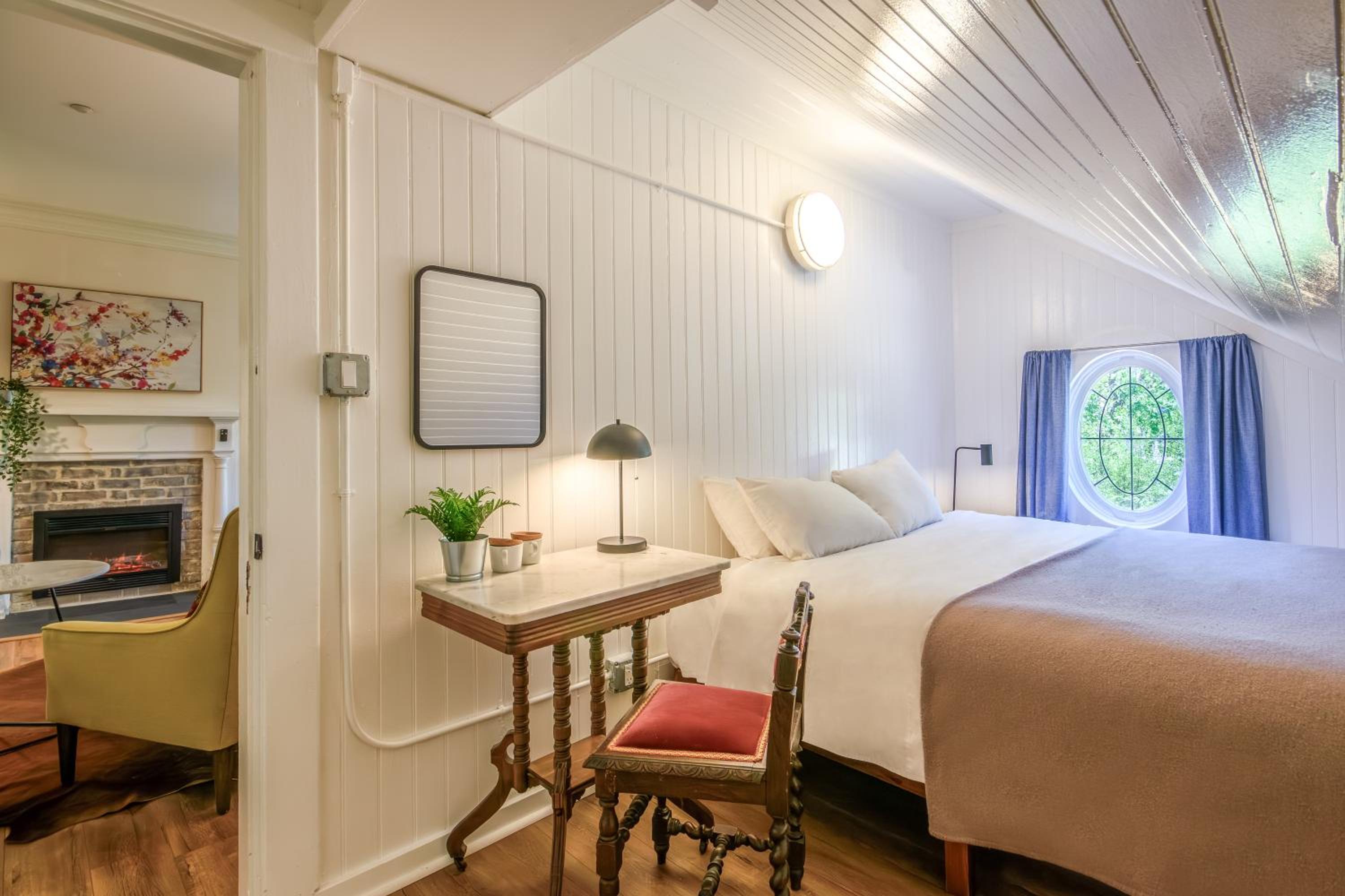 Deluxe King Room - Photo 3
