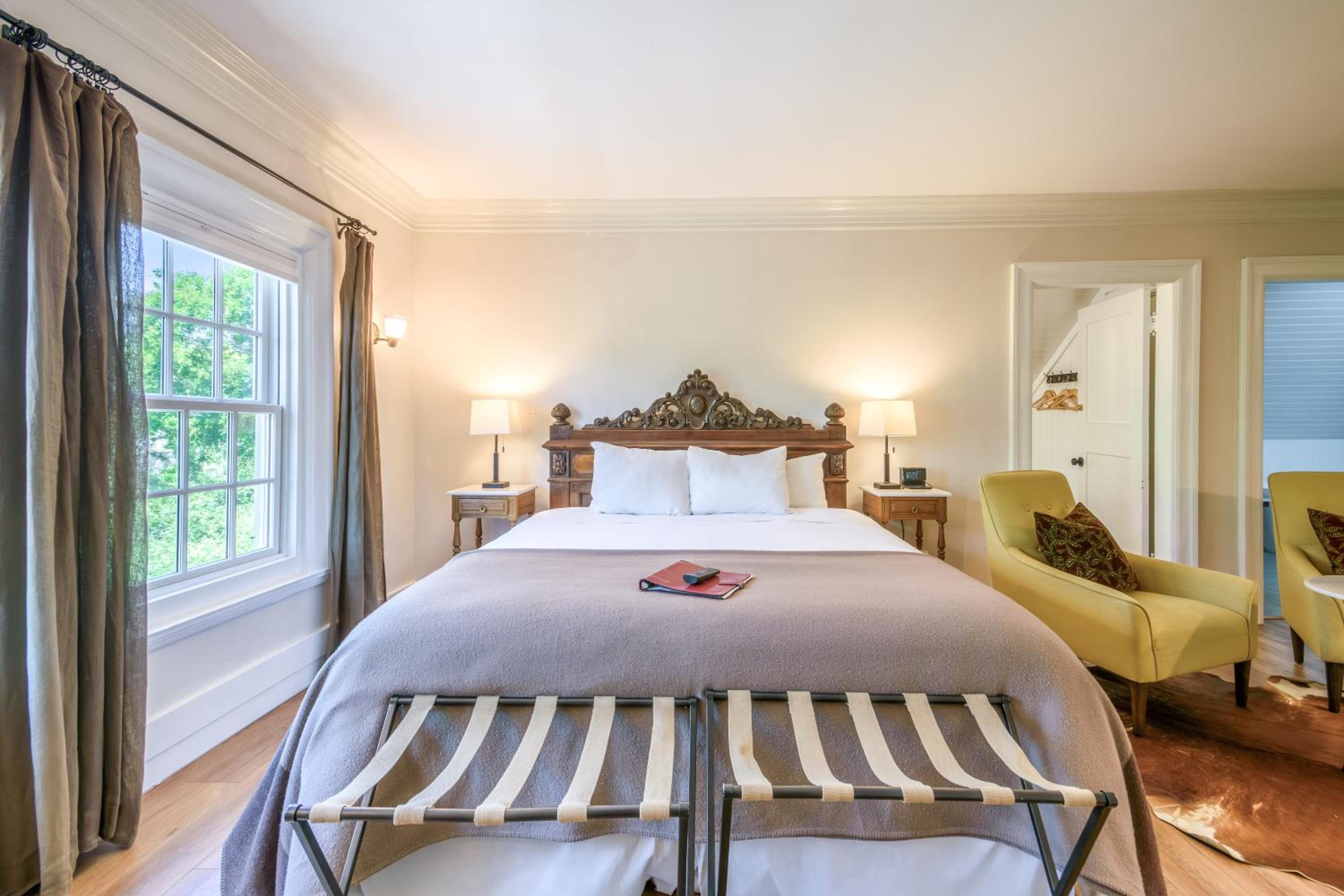 Deluxe King Room - Photo 7