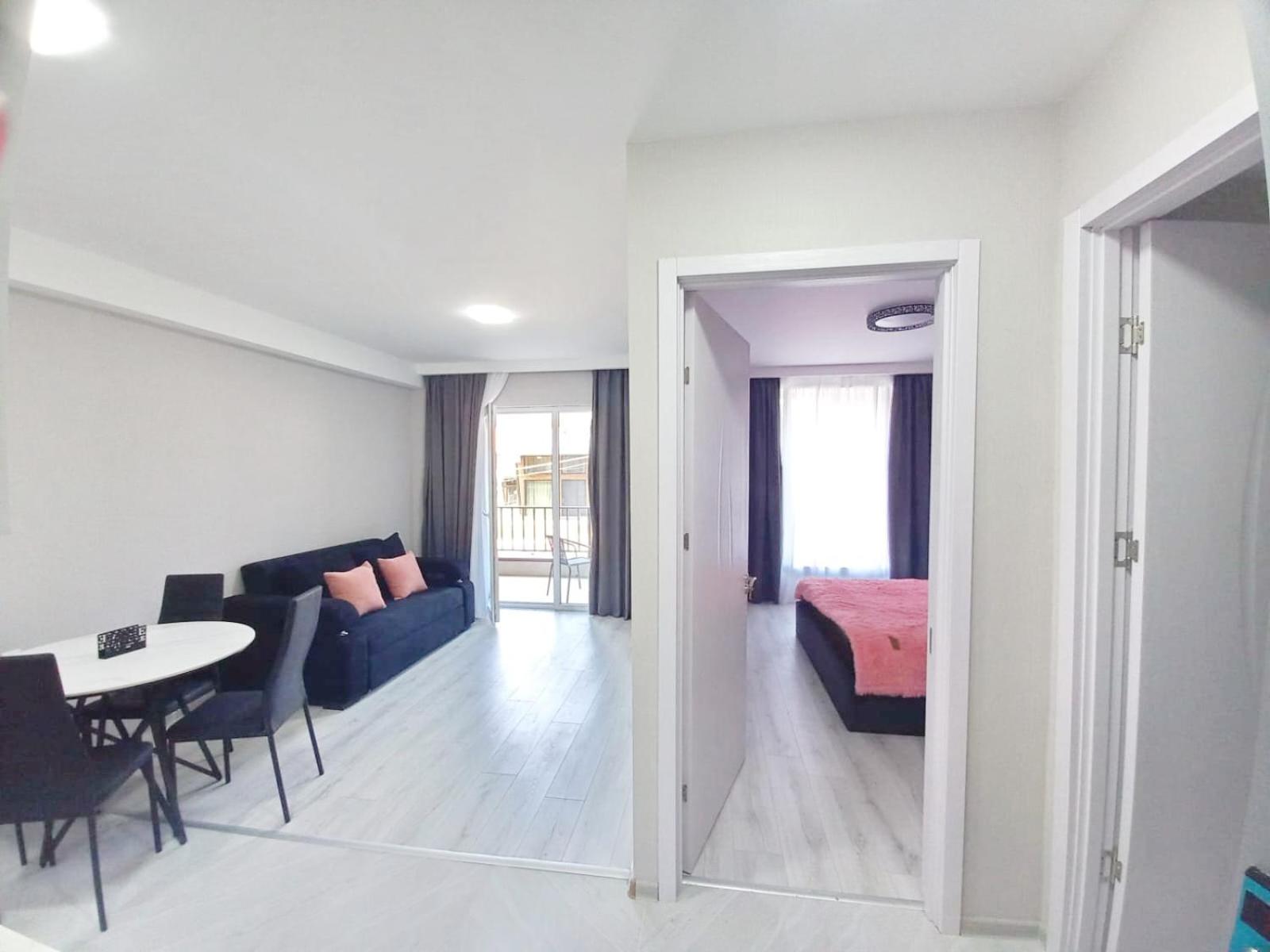 One-Bedroom Apartment photo 1