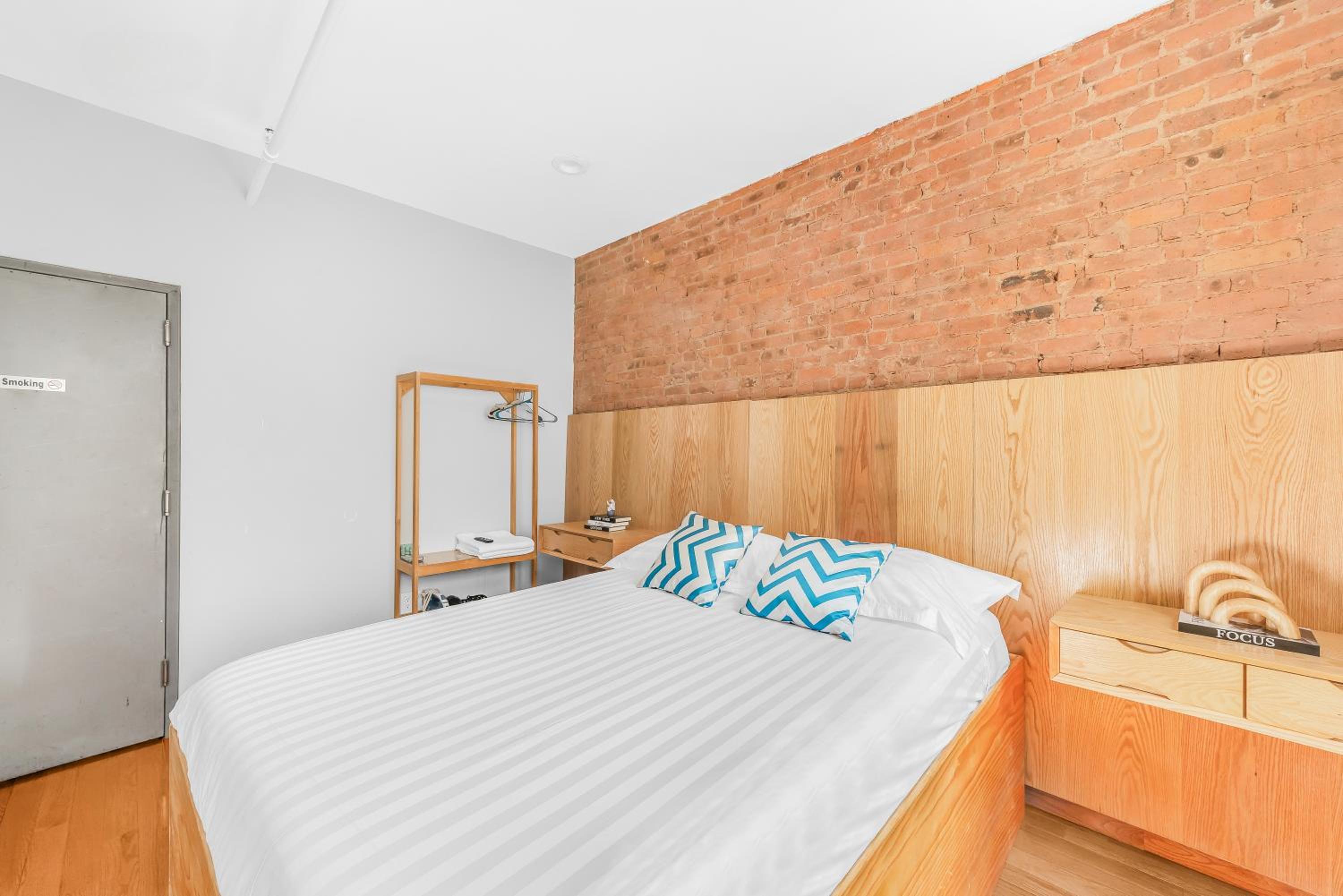 Deluxe Queen Room with Shared Bathroom - Non-Smoking photo 2