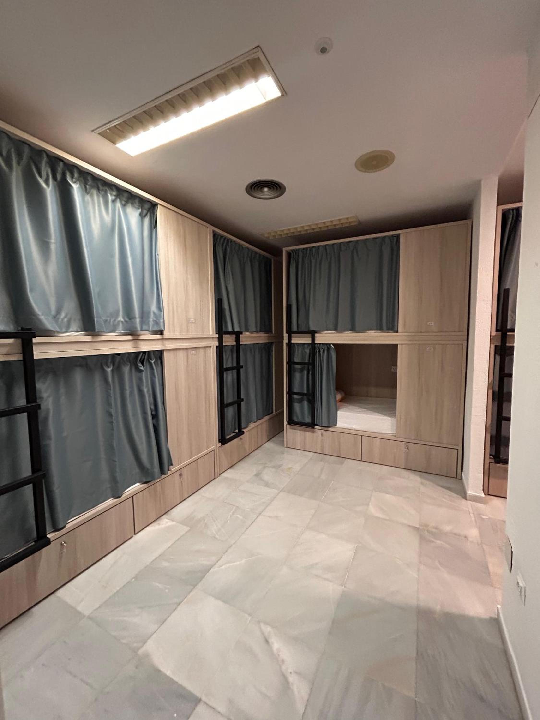 Cama individual en habitación compartida femenina