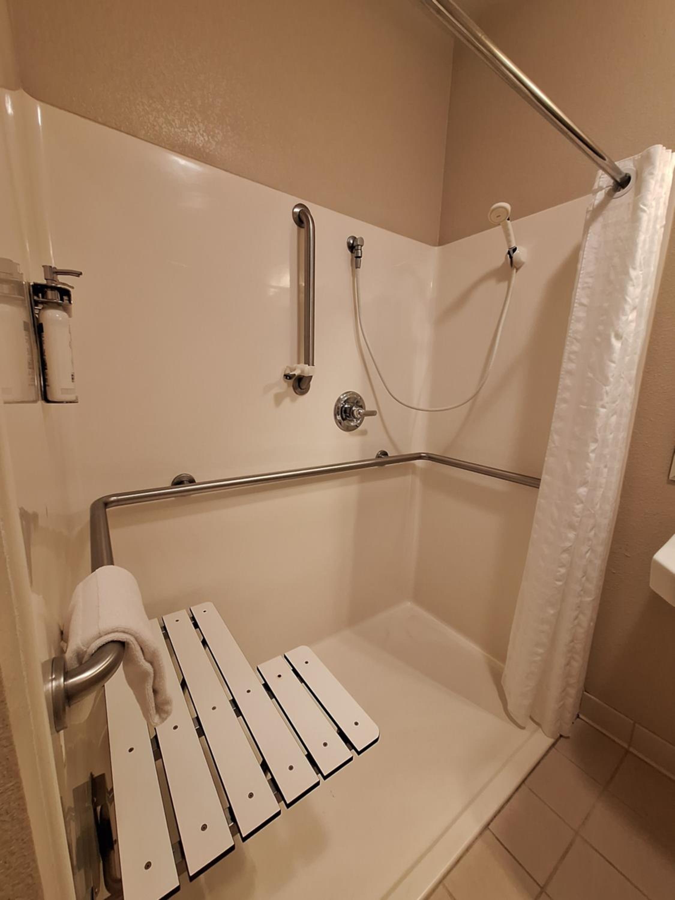 Queen Studio - Disability Access Tub - Photo 2