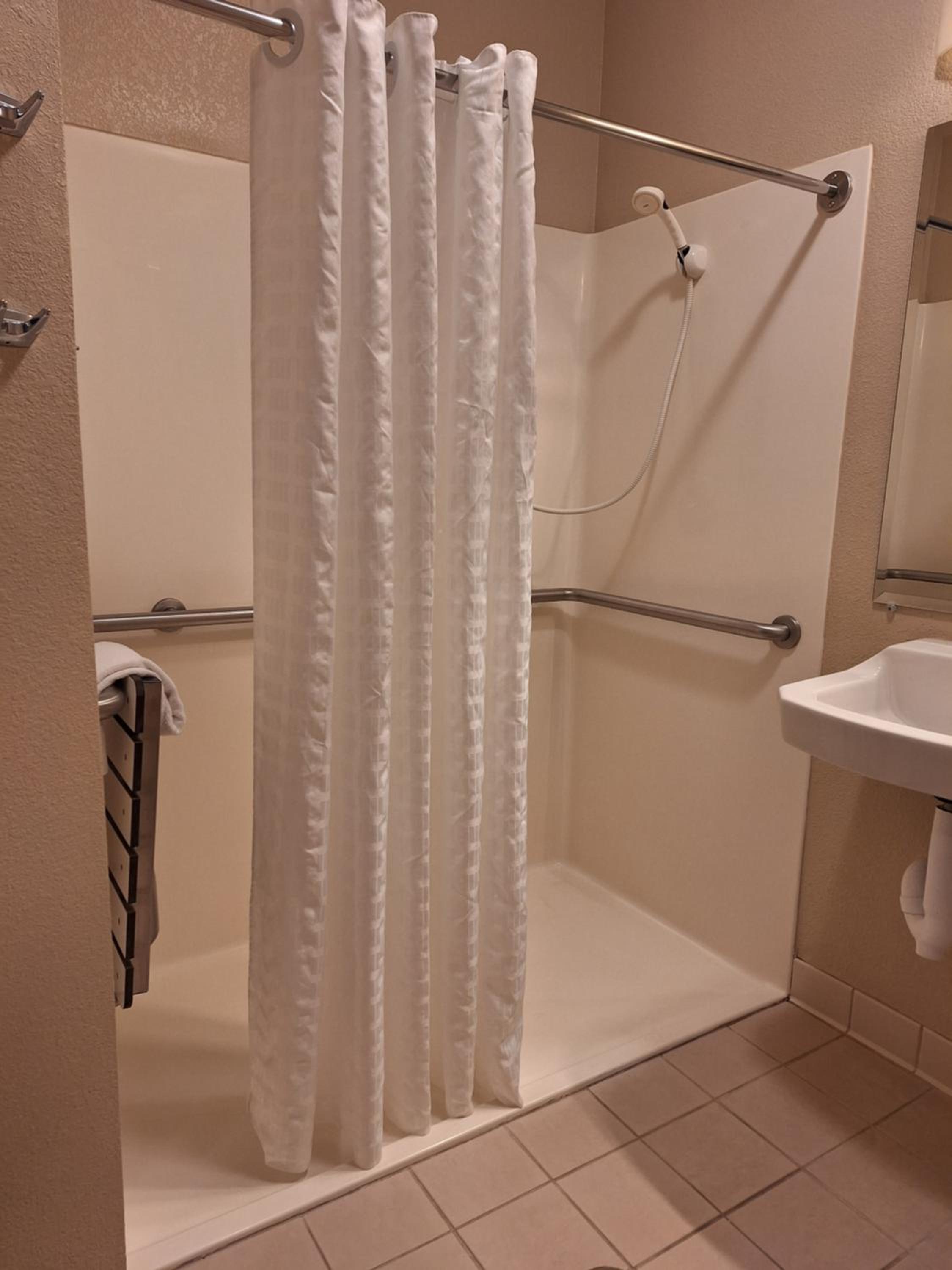 Queen Studio - Disability Access Tub - Photo 3