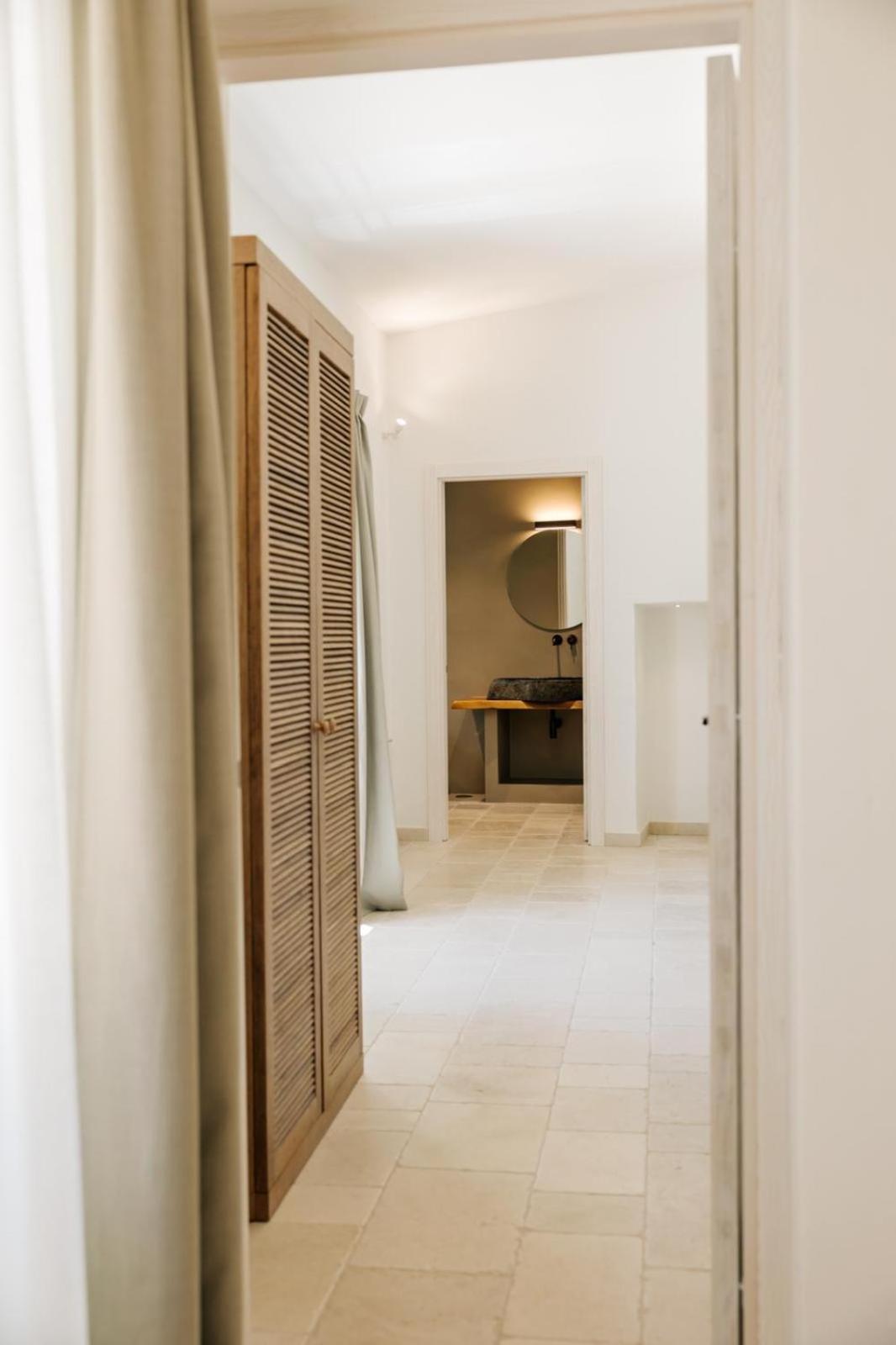 Deluxe One-Bedroom Apartment
