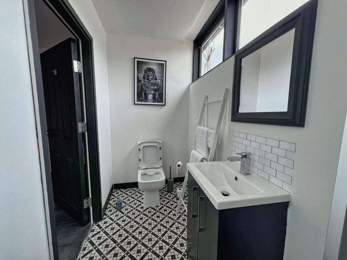 Three-Bedroom Apartment photo 2