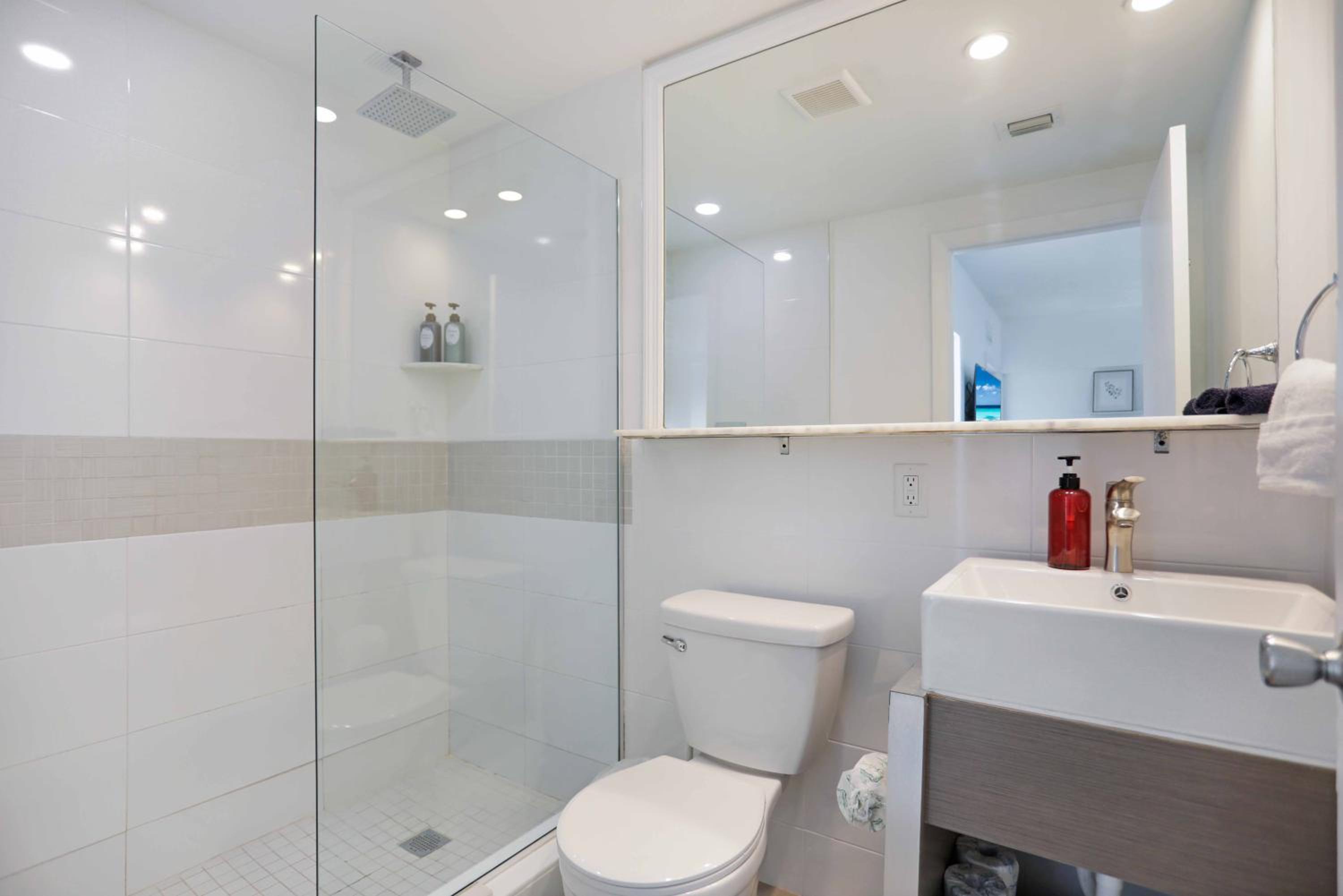 Deluxe One Bedroom Suite with Kitchen thumbnail 6
