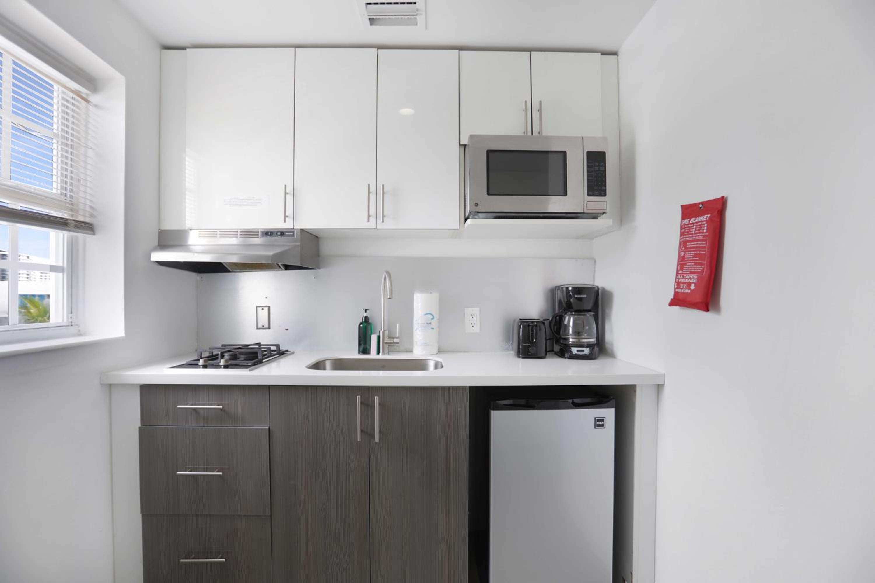 Deluxe One Bedroom Suite with Kitchen thumbnail 5