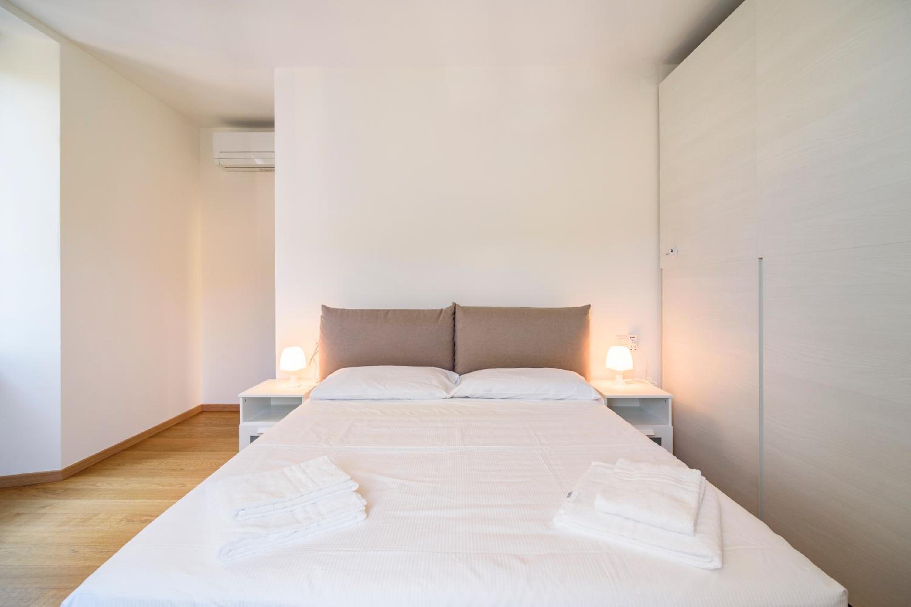 Deluxe One-Bedroom Apartment with City View photo 1